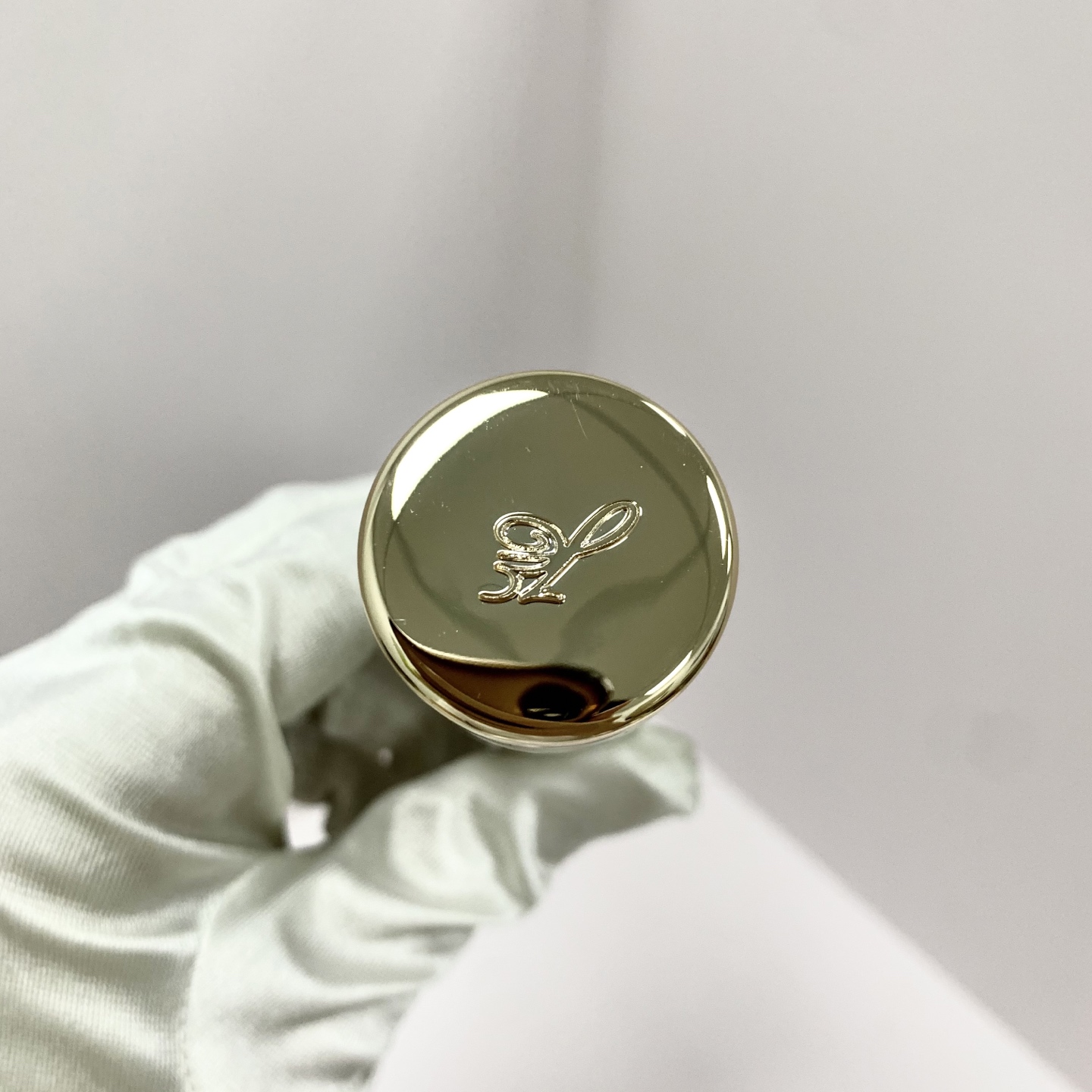 专柜品质/60💰包邮
伊诗贝格V脸紧致面膜75ml！伊诗贝格轮廓紧致面膜 这款面膜内含红海藻精粹和咖啡因
15分钟急救水肿垮脸，水肿星人必备
非常适合早上使用，有明显的提亮和消浮肿效果
年前突击连续用一周，姐妹们绝对可以美美过大年！！！