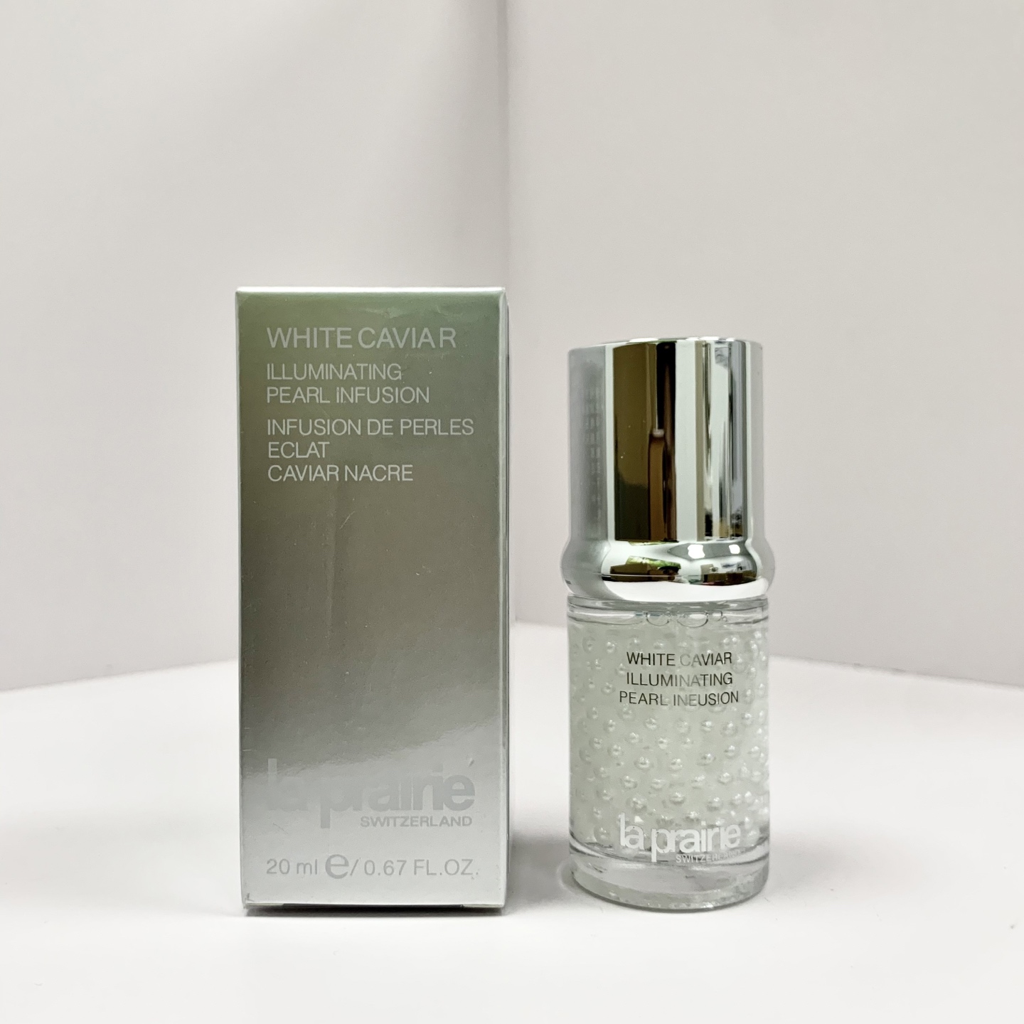 90包 ✍️莱伯妮白鱼子精华20ml中样🔜实拍📷现货❗️559808921编码！可配中文标！莱珀妮白鱼子精华20ml中样，让你夏天白成一道光它真的太神奇啦，可以有效抑制因外界压力和刺激导致的肌肤泛红，还能减少色素沉积和年龄斑的出现哦。同时，也能防止大气污染物造成的肌肤灰黯。三种肤色问题，一瓶搞定!让我们的肌肤重焕白皙紧致，光彩照人，爱美的你一定不要错过哟!