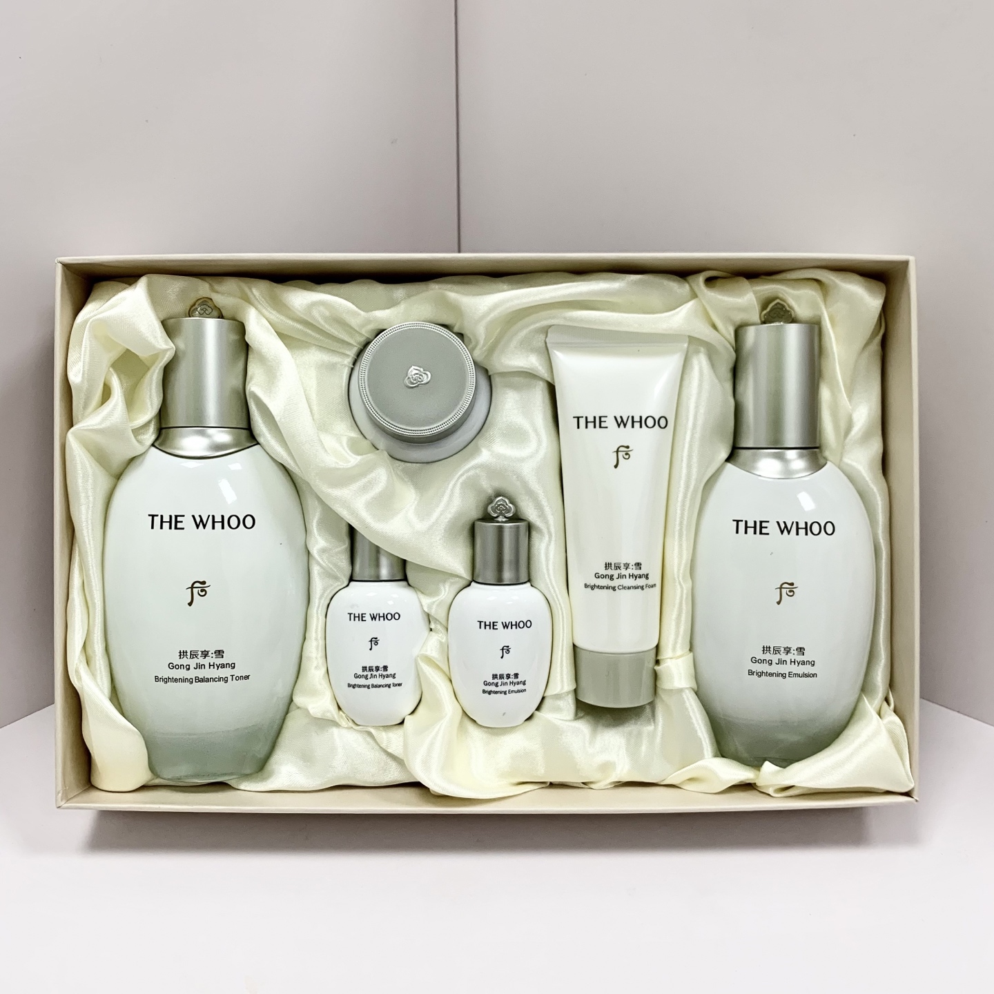 155💰
WHOO后雪美白pro六件套！内含：水150ml，乳液110ml，洁面20ml，面霜10ml，水乳中样各20ml。