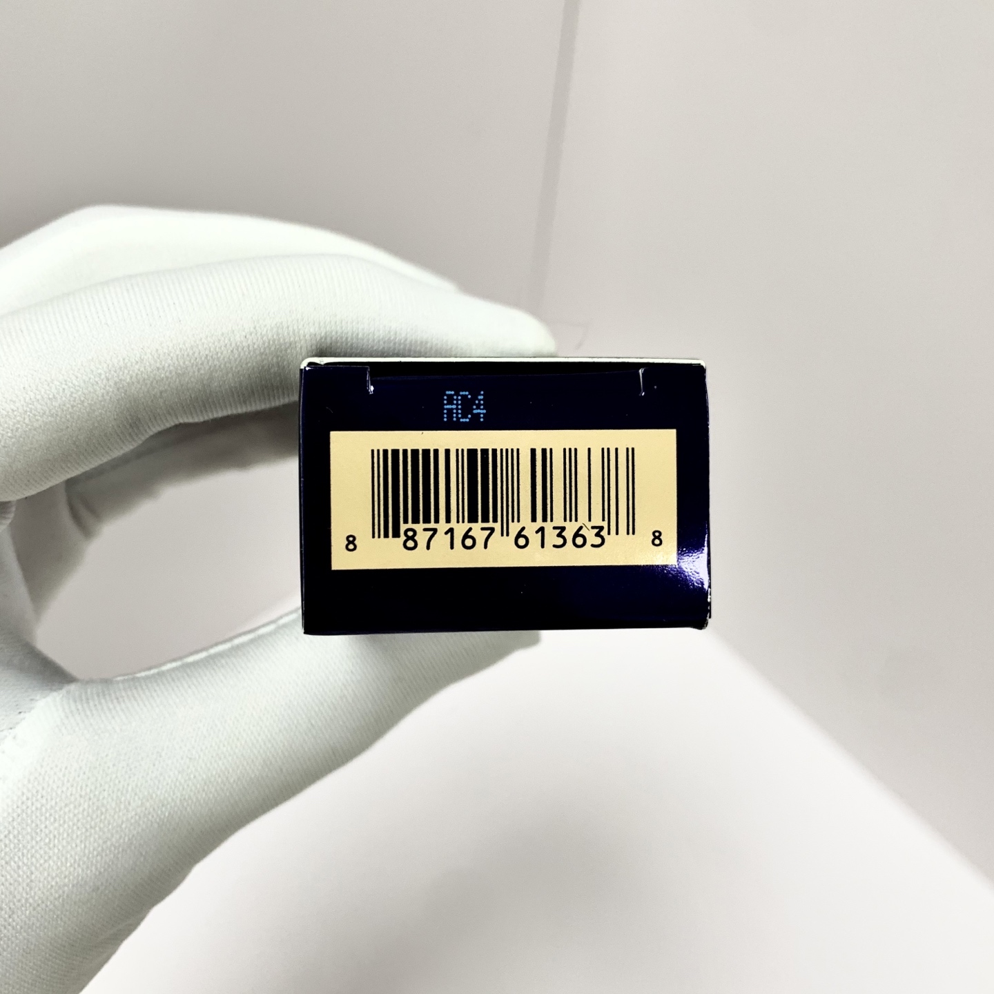 ✨40包
雅诗兰黛紫色隔离30ml！功效：干皮天菜！Double Wear系列同款保湿科技，防晒+妆前打底+抗暗沉三效合一，后续上粉底超服帖。
💡适合：大干皮、秋冬季节或空调房使用。
