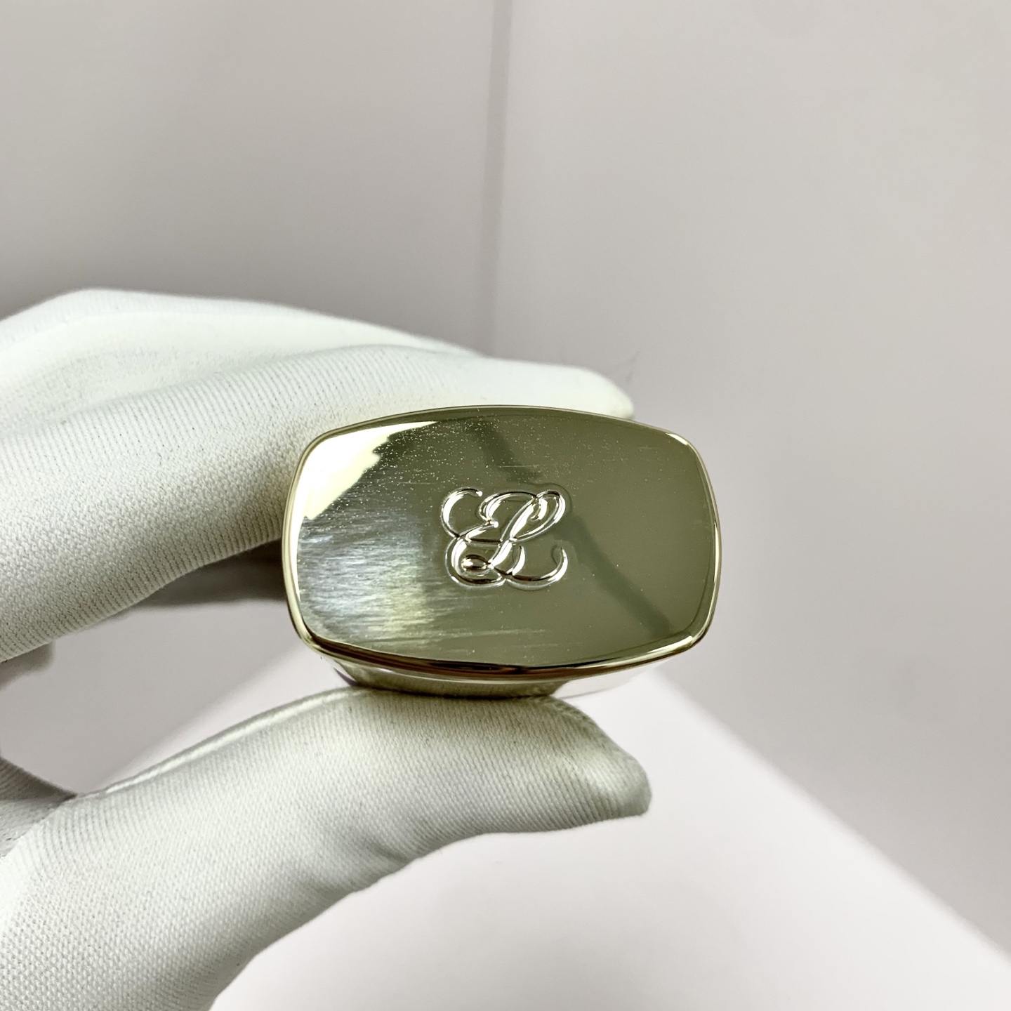 ✨40包
雅诗兰黛紫色隔离30ml！功效：干皮天菜！Double Wear系列同款保湿科技，防晒+妆前打底+抗暗沉三效合一，后续上粉底超服帖。
💡适合：大干皮、秋冬季节或空调房使用。
