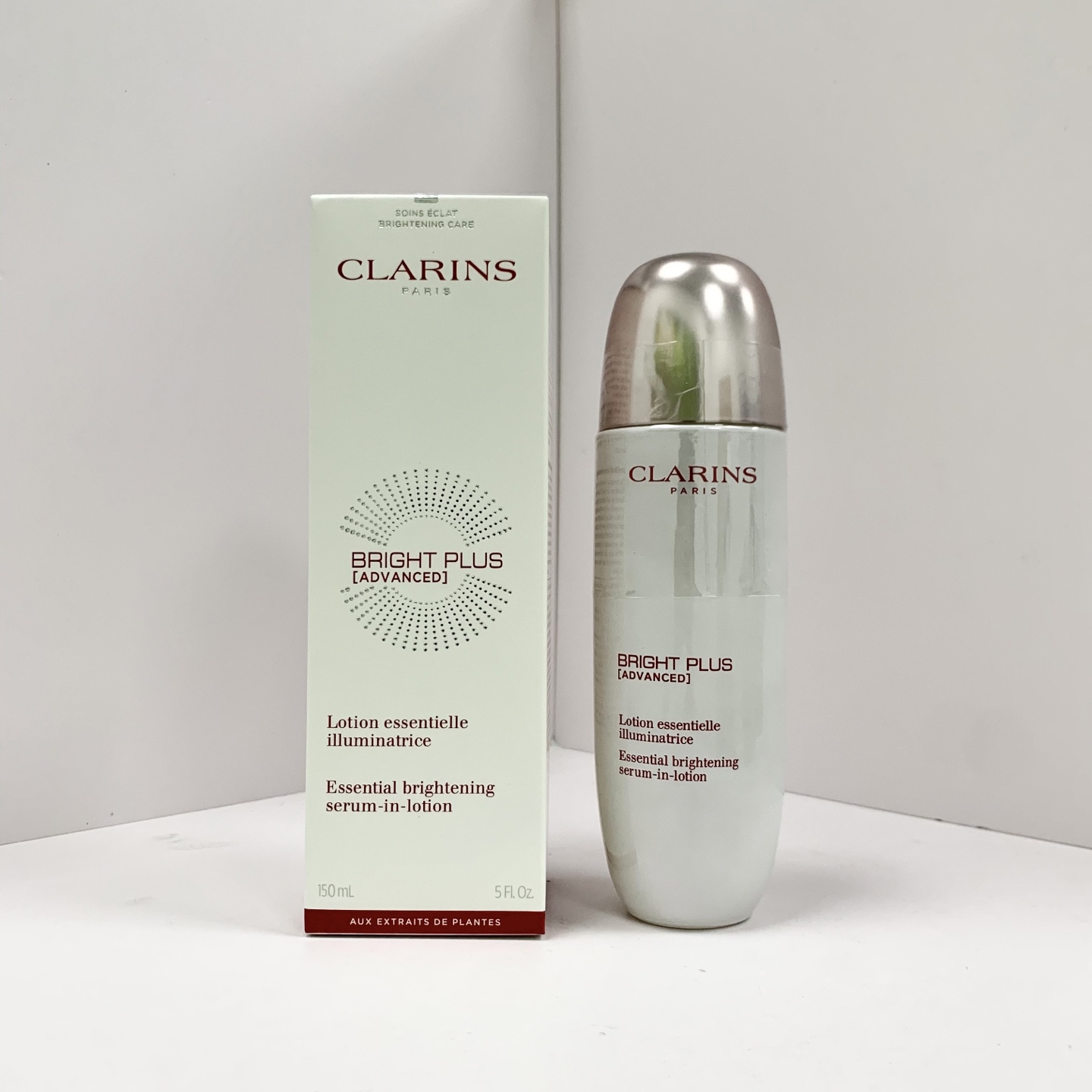 60包 ✍新款娇韵诗光芒水光瓶精华露150ml🔜实拍📸现货❗️0509390编码！光芒水光瓶精华水它跟基础的牛奶水可不一样，它可是精华水！ 拥有小瓷瓶同款成分，烟酰胺➕紫茶精粹→抑制黑色素同时保湿效果也在线。包含玫瑰茄花和柳叶菜提取物，有效抑制油光，平滑嫩肤！