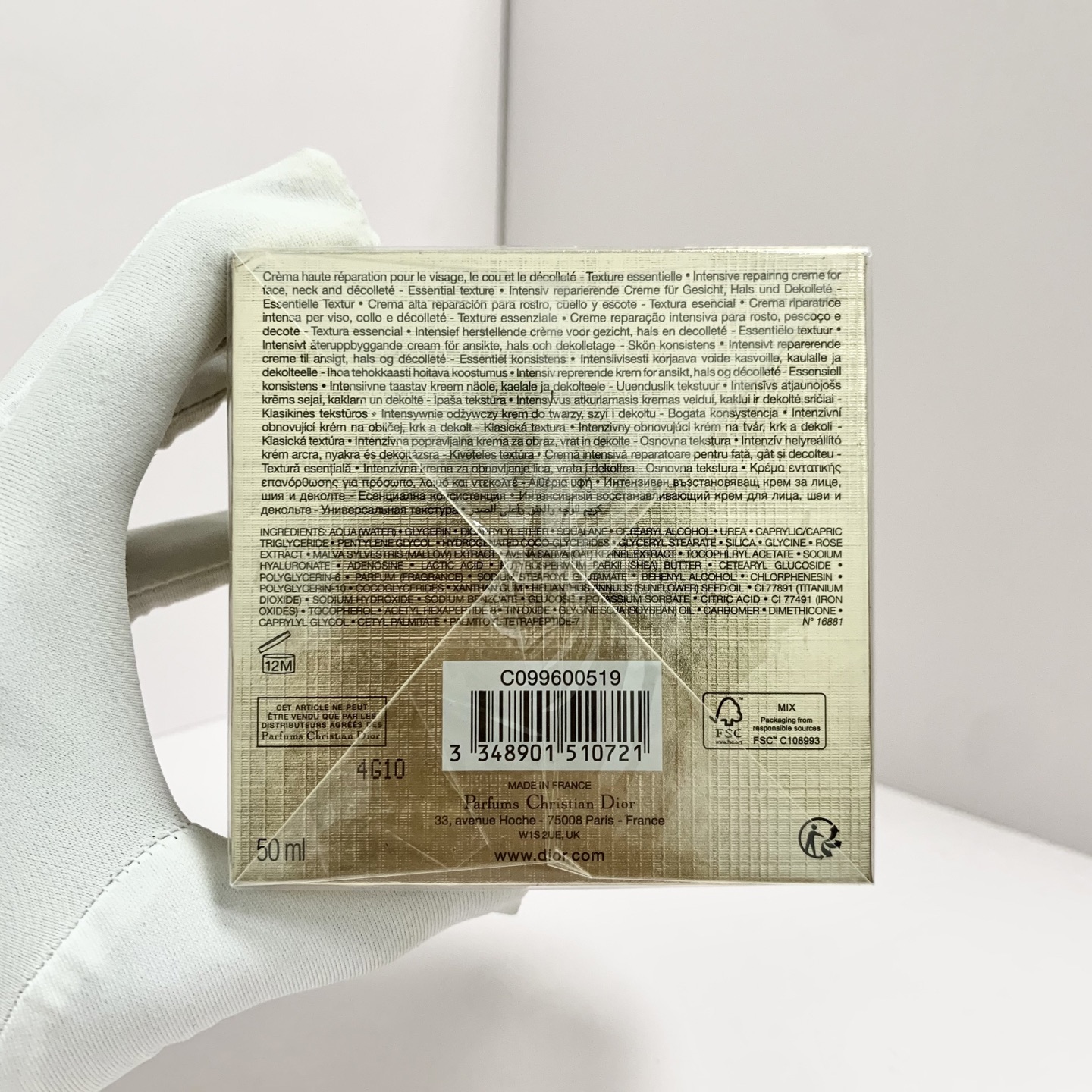 专/95💰
迪奥花秘面霜50ml！蕴含了核心抗老成分，复合玫瑰胜肽，这个成分可以有效地修护受损肌肤屏障抵制纹路，促进胶原蛋白的再生 。也就是说 它对敏感肌非常的友好。这个格兰维尔玫瑰提取物可以从真皮层根源的去修护肌肤。如果肌肤敏感泛红，也能得到贴心的修护。二是有胶原复合肽，抵制纹路生长，促进胶原蛋白，一抑一生让肌肤呈现年轻态。