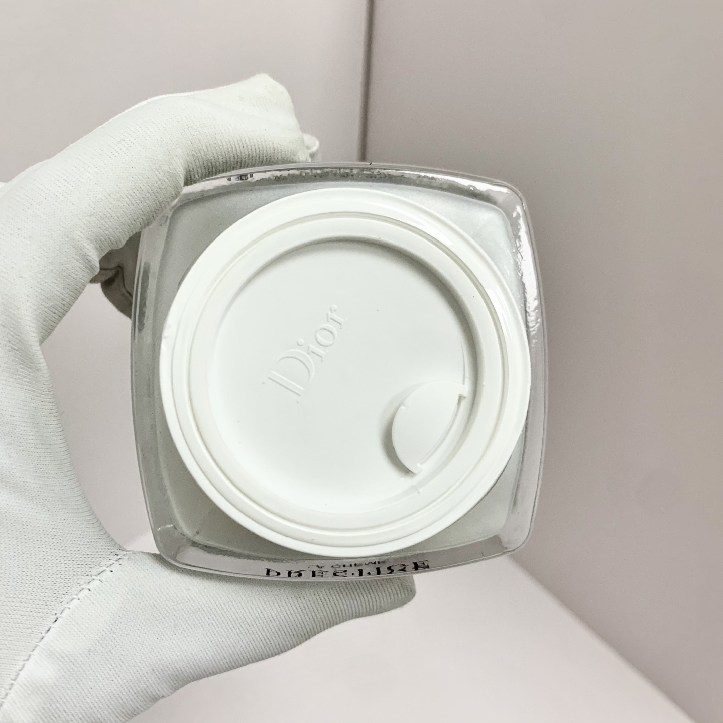 专/95💰
迪奥花秘面霜50ml！蕴含了核心抗老成分，复合玫瑰胜肽，这个成分可以有效地修护受损肌肤屏障抵制纹路，促进胶原蛋白的再生 。也就是说 它对敏感肌非常的友好。这个格兰维尔玫瑰提取物可以从真皮层根源的去修护肌肤。如果肌肤敏感泛红，也能得到贴心的修护。二是有胶原复合肽，抵制纹路生长，促进胶原蛋白，一抑一生让肌肤呈现年轻态。