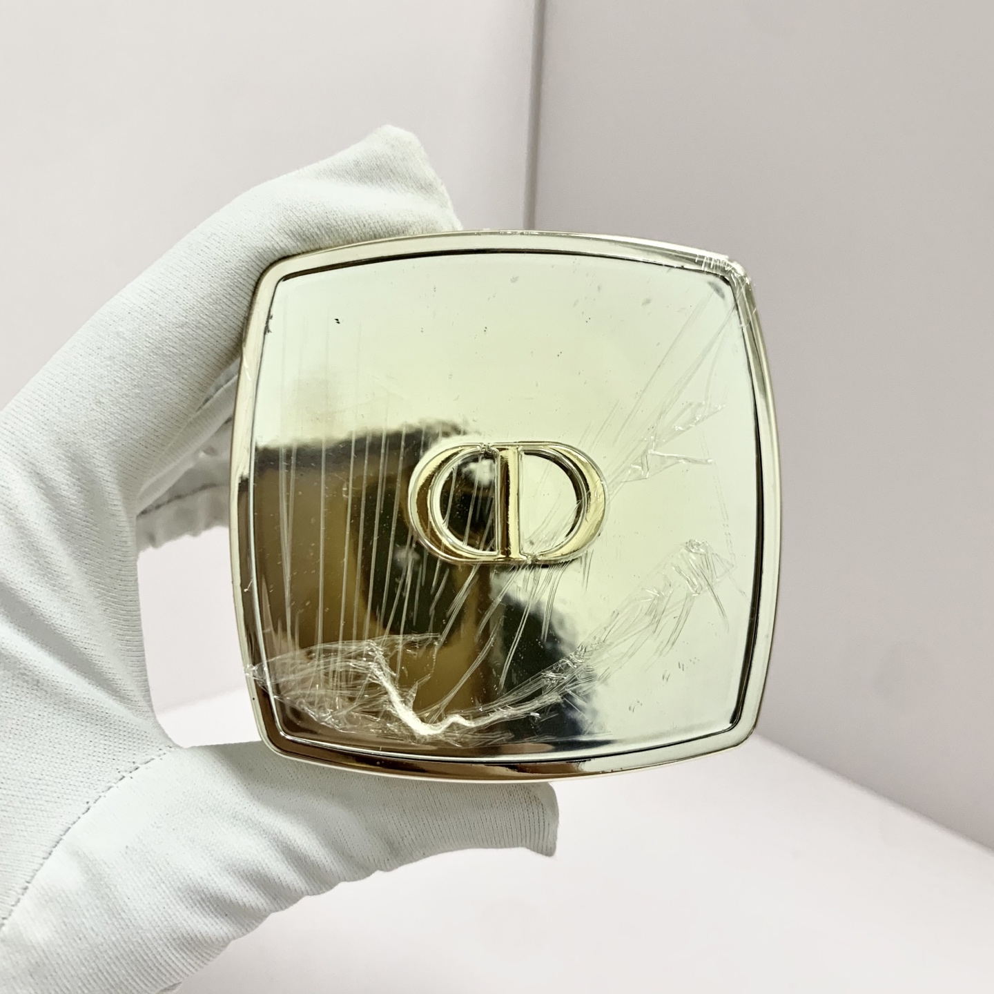 专/95💰
迪奥花秘面霜50ml！蕴含了核心抗老成分，复合玫瑰胜肽，这个成分可以有效地修护受损肌肤屏障抵制纹路，促进胶原蛋白的再生 。也就是说 它对敏感肌非常的友好。这个格兰维尔玫瑰提取物可以从真皮层根源的去修护肌肤。如果肌肤敏感泛红，也能得到贴心的修护。二是有胶原复合肽，抵制纹路生长，促进胶原蛋白，一抑一生让肌肤呈现年轻态。