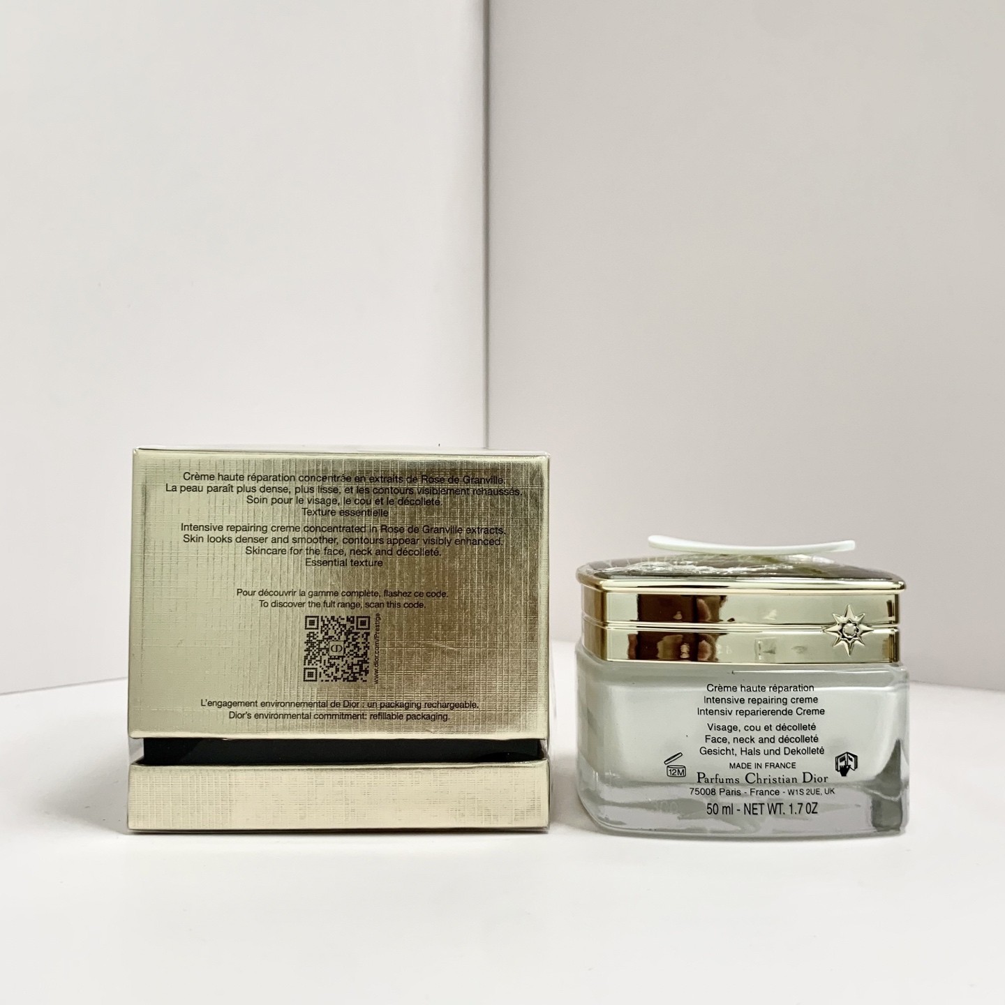专/95💰
迪奥花秘面霜50ml！蕴含了核心抗老成分，复合玫瑰胜肽，这个成分可以有效地修护受损肌肤屏障抵制纹路，促进胶原蛋白的再生 。也就是说 它对敏感肌非常的友好。这个格兰维尔玫瑰提取物可以从真皮层根源的去修护肌肤。如果肌肤敏感泛红，也能得到贴心的修护。二是有胶原复合肽，抵制纹路生长，促进胶原蛋白，一抑一生让肌肤呈现年轻态。