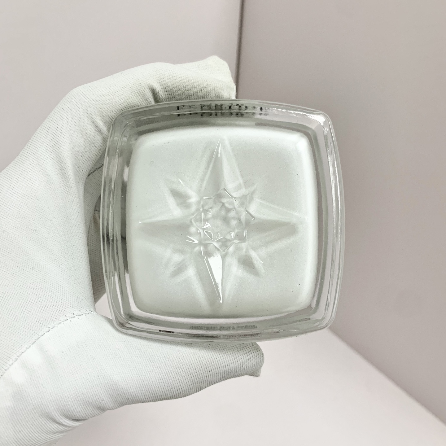 专/95💰
迪奥花秘面霜50ml！蕴含了核心抗老成分，复合玫瑰胜肽，这个成分可以有效地修护受损肌肤屏障抵制纹路，促进胶原蛋白的再生 。也就是说 它对敏感肌非常的友好。这个格兰维尔玫瑰提取物可以从真皮层根源的去修护肌肤。如果肌肤敏感泛红，也能得到贴心的修护。二是有胶原复合肽，抵制纹路生长，促进胶原蛋白，一抑一生让肌肤呈现年轻态。