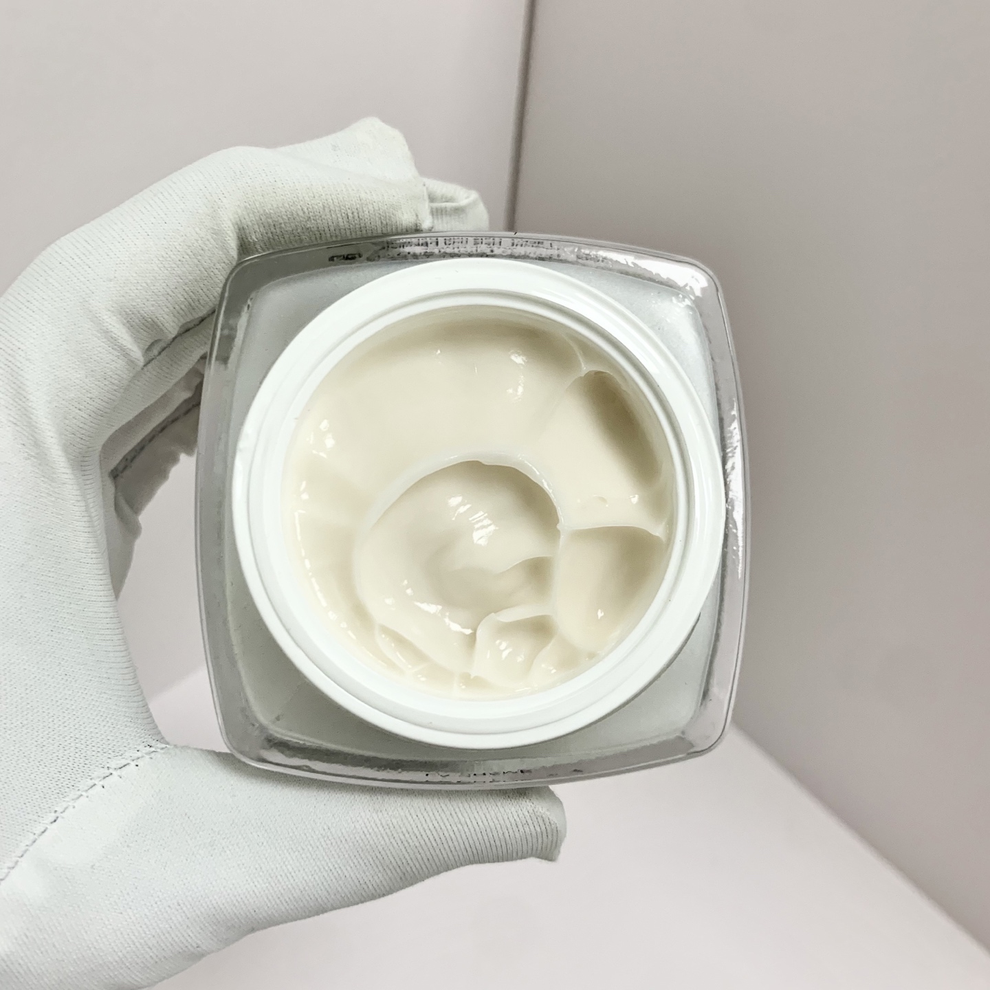 专/95💰
迪奥花秘面霜50ml！蕴含了核心抗老成分，复合玫瑰胜肽，这个成分可以有效地修护受损肌肤屏障抵制纹路，促进胶原蛋白的再生 。也就是说 它对敏感肌非常的友好。这个格兰维尔玫瑰提取物可以从真皮层根源的去修护肌肤。如果肌肤敏感泛红，也能得到贴心的修护。二是有胶原复合肽，抵制纹路生长，促进胶原蛋白，一抑一生让肌肤呈现年轻态。