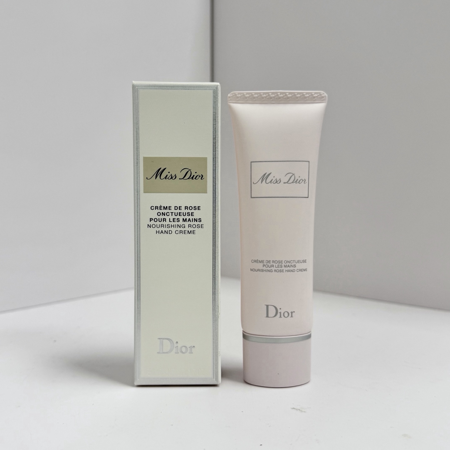 30！（下单备注：Dior 甜心手霜 50ml） Dior 甜心护手霜 50ml🔜实拍📷现货❗️5C09 编码！Dior Dior 迪奥小姐花漾甜心护手霜🌹这款手霜是乳霜质地，轻盈不油腻非常适合居家办公，特别是上班族，油腻腻的手鼠标…