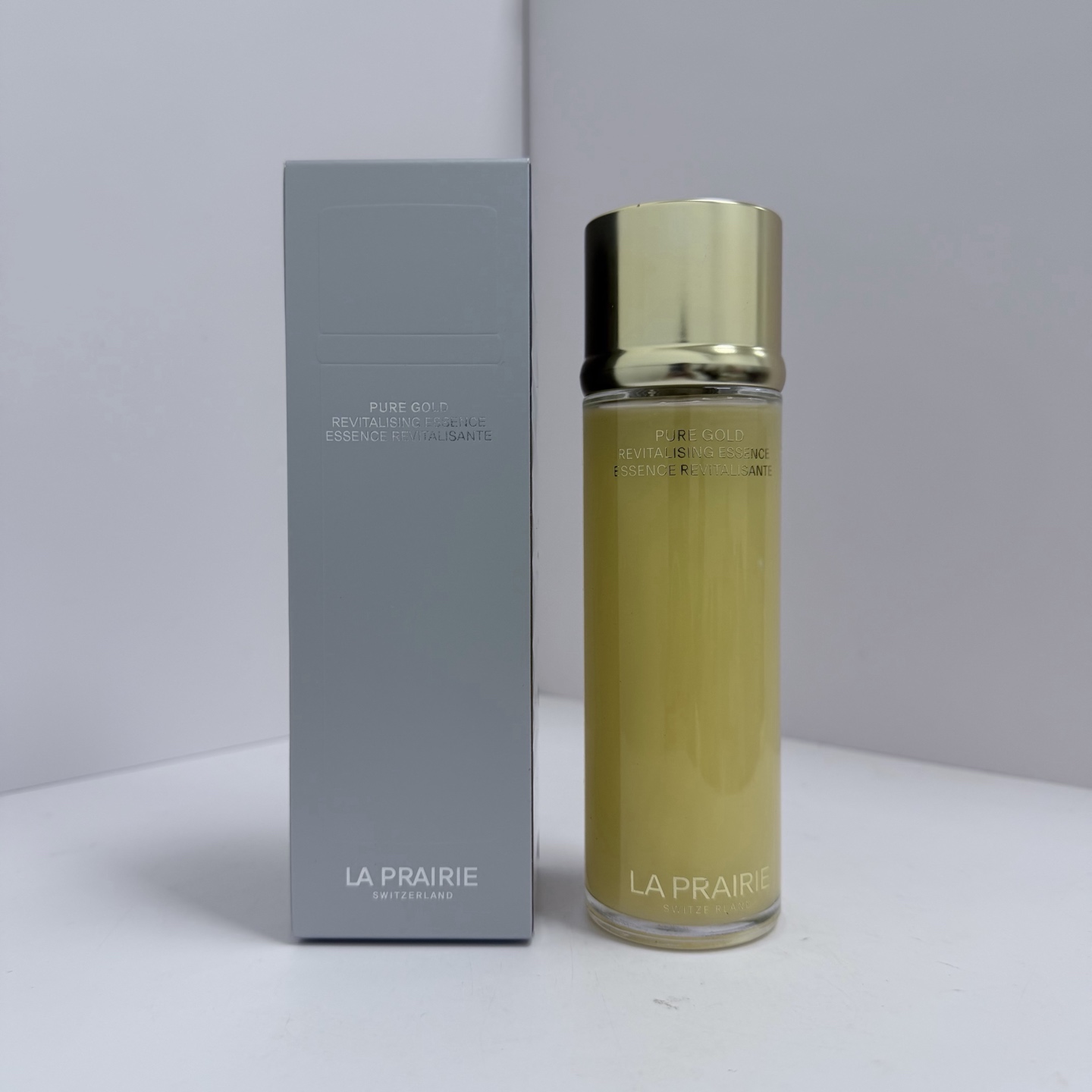 30！（下单备注：莱珀妮黄金水） 莱珀妮金颜亮采精粹露黄金水130ml🔜实拍📷现在❗️可配中文标❗️ 莱珀妮la prairie黄金水🤤被外观惊艳了，必须给它c位！之前一直希望黄金出个水，现在这就来了！质地是有些粘稠的，上脸很好吸收…