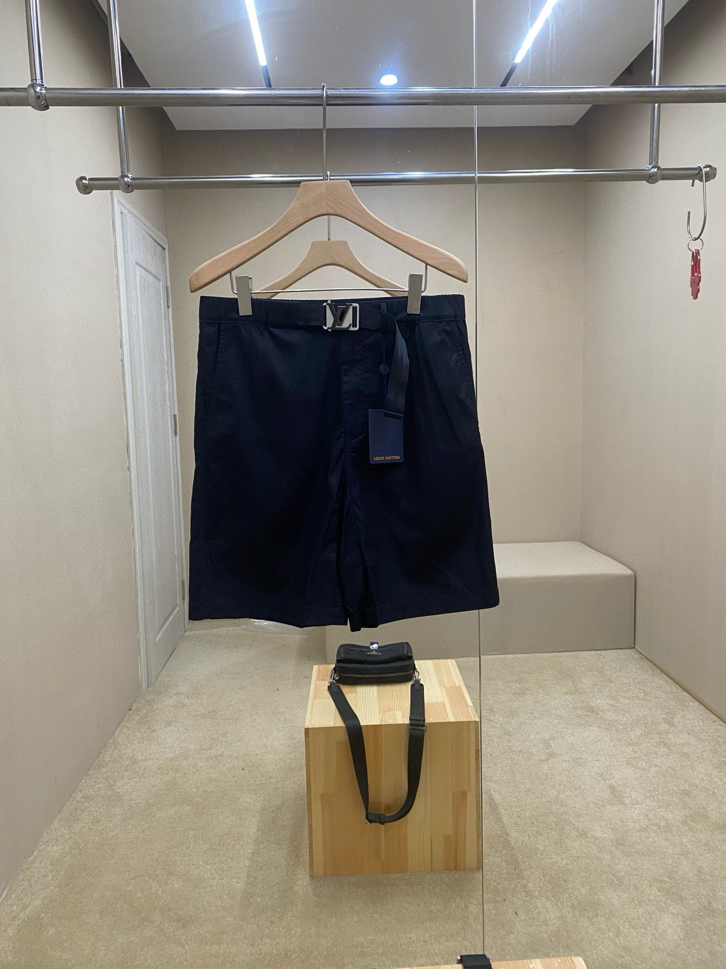 NO:148951,1V alloy waist buckle new shorts, this shorts fabric is made of 60s*60s twill imitation silk cotton cloth, embryo cloth is burned and mercerized and then dyed by airflow cylinder. The finished cloth has a silk silk-like silk silk luster, matched with 75D nylon material small mesh lining, open mold custom aluminum alloy hardware, six-hole screw hand-assembled, aluminum alloy tin-plated color electroplating, the surface is brushed waterfall lines, the front center is a rectangular logo pull head, 3# Swiss tooth bronze zipper. The workmanship is exquisite and delicate, simple and fashionable, it is a must-have short for men in summer, worth owning, highly recommended Size 46 48 50 52,, shorts, silk fabric, alexander wang198609091V 合金腰扣新款短裤 ,此款短裤面料采用60s*60s斜纹仿天丝棉布,胚布做烧毛处理后做丝光工艺再气流缸染色,成品布有天丝一般绸缎光泽,配套75D锦纶材质小网眼里布,开模定制铝合金材质五金件,六孔螺丝手工组装,铝合金镀锡上色电镀工,表面呈现拉丝瀑布线条,前中采用长方形带logo拉头,3#瑞士牙青铜色拉链.做工精致细腻,简约时尚大方,是男士夏季必备短裤,值得拥有,强烈推荐 尺码46 48 50 52,,shorts,silk fabric,alexander wang,Men's clothing