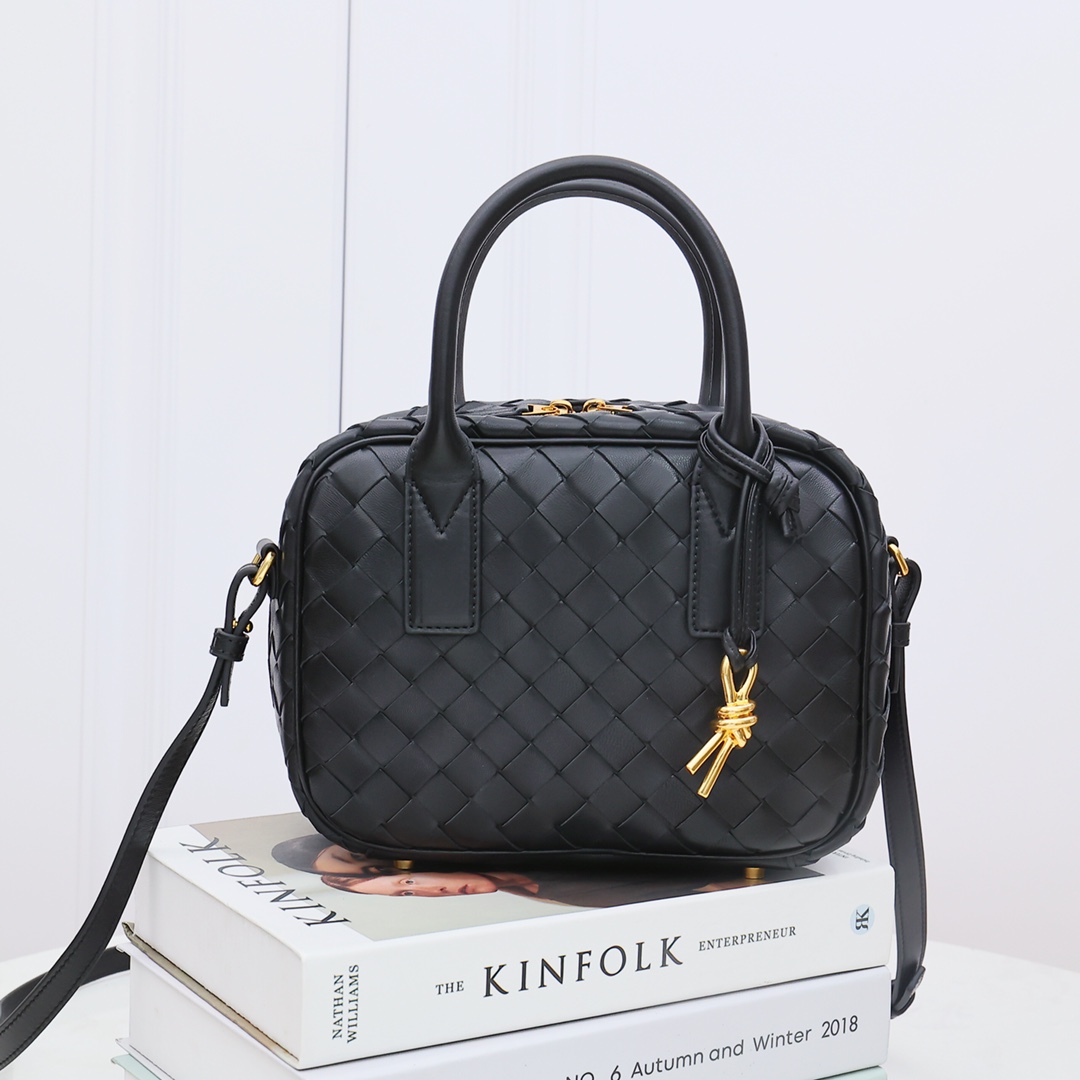 NO:177642,New Spring Get Away Small Square Box Retro and Fashionable Small Tiles Various Ways Retro and Fashionable, Bags are lightweight and practical in space!  !  !  Fashion essential items, brass knotted rope hanging, chic and elegant, low-key, luxurious and tasteful, versatile items Size 23.5*17.5*9CM, model number: 2272# Black, BV, bottega veneta19860909新品春Get Away小方盒 复古时尚的小号 多种背法 复古又时尚,包包自重轻巧空间实用男女同款哦！！！时髦精必备单品,黄铜结绳吊饰 ,别致优雅,低调奢华有品味,百搭单品 尺寸23.5*17.5*9CM,款号:2272# 黑色,BV,bottega veneta,Bag