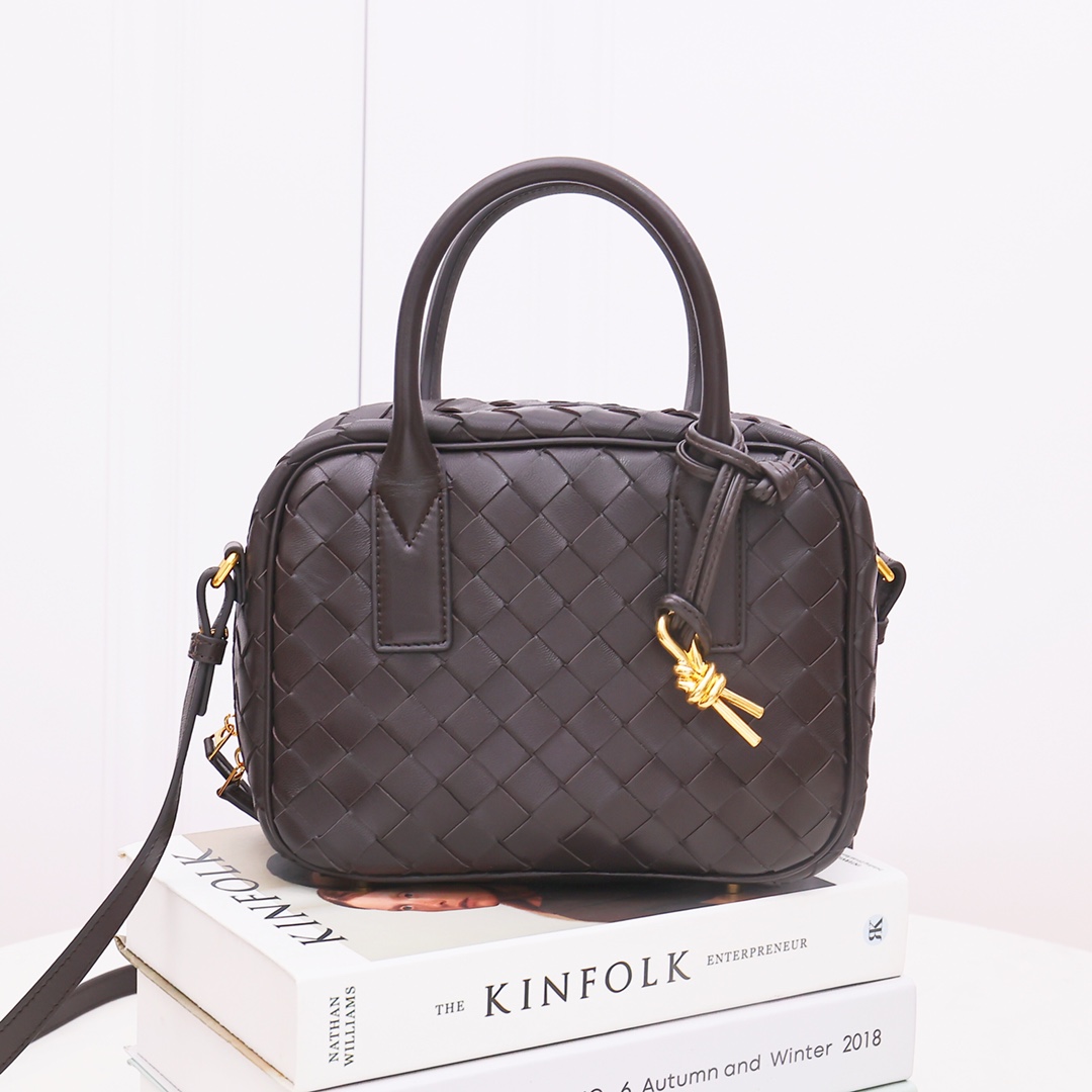 NO:177644,New Spring Get Away Small Square Box Retro and Fashionable Small Tiles Various Ways Retro and Fashionable, Bags are lightweight and practical in space!  !  !  Fashionable essential items, brass knot rope hanging, chic and elegant, low-key, luxurious and tasteful, versatile items Size 23.5*17.5*9CM, model number: 2272# Chocolate brown, BV, bottega veneta19860909新品春Get Away小方盒 复古时尚的小号 多种背法 复古又时尚,包包自重轻巧空间实用男女同款哦！！！时髦精必备单品,黄铜结绳吊饰 ,别致优雅,低调奢华有品味,百搭单品 尺寸23.5*17.5*9CM,款号:2272# 巧克力棕,BV,bottega veneta,Bag