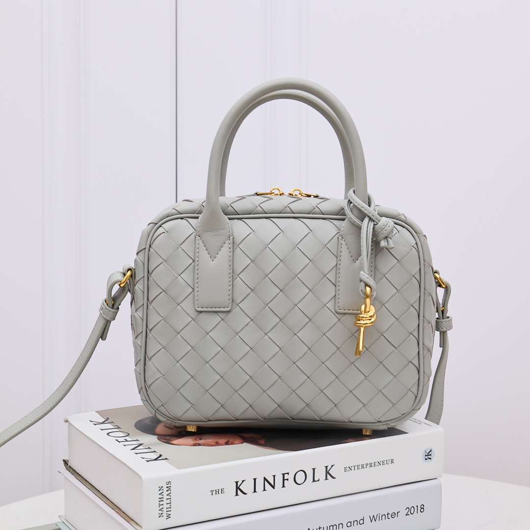 NO:177648,New Spring Get Away Small Square Box Retro and Fashionable Small Tiles Various Ways Retro and Fashionable, Bags are lightweight and practical in space!  !  !  Fashion essential items, brass knotted rope hanging, chic and elegant, low-key, luxurious and tasteful, versatile items Size 23.5*17.5*9CM, model number: 2272# Agate gray, BV, bottega veneta19860909新品春Get Away小方盒 复古时尚的小号 多种背法 复古又时尚,包包自重轻巧空间实用男女同款哦！！！时髦精必备单品,黄铜结绳吊饰 ,别致优雅,低调奢华有品味,百搭单品 尺寸23.5*17.5*9CM,款号:2272# 玛瑙灰,BV,bottega veneta,Bag