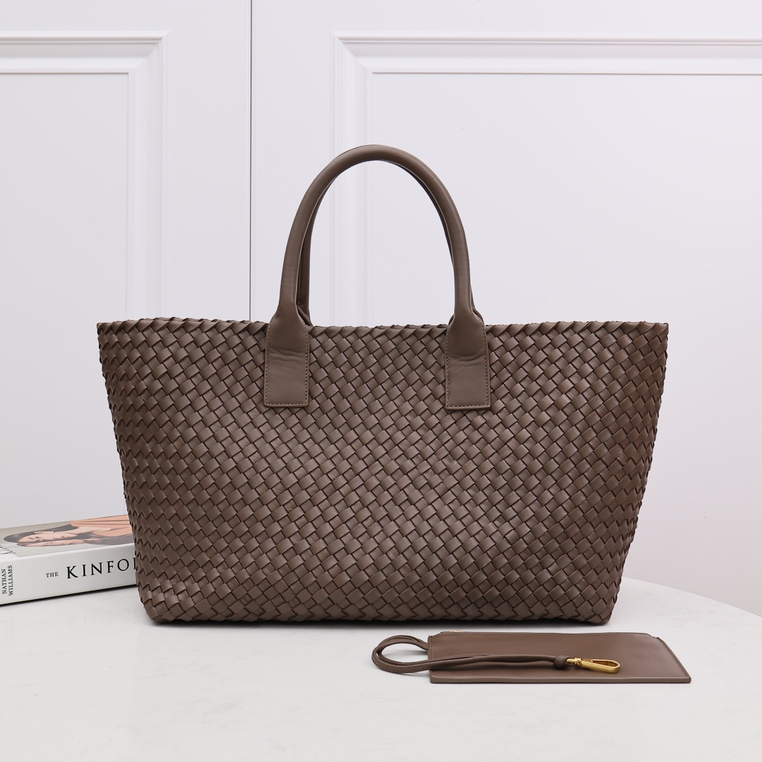 NO:175353,New color hot attack, classic cabbage blue shopping bag original sheepskin, double-layer braided versatile quality rod worth having small card bag with size: 40*28*16CM (opening 51CM), model number: 2234A# Brown gray, BV, bottega veneta, sheepskin19860909新色 火爆袭击,经典菜蓝购物袋原厂羊皮,双层编织百搭百配质量杆杆值得拥有配带小卡包,尺寸:40*28*16CM（开口51CM）,款号:2234A# 褐灰色,BV,bottega veneta,sheepskin,Bag