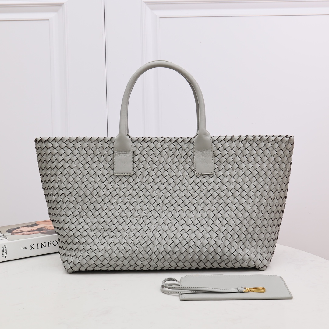 NO:175358,New color hot attack, classic cabbage blue shopping bag original sheepskin, double-layer braided versatile versatile quality rod worth having small card bag with size: 40*28*16CM (opening 51CM), model number: 2234A# Agate gray, BV, bottega veneta, sheepskin19860909新色 火爆袭击,经典菜蓝购物袋原厂羊皮,双层编织百搭百配质量杆杆值得拥有配带小卡包,尺寸:40*28*16CM（开口51CM）,款号:2234A# 玛瑙灰,BV,bottega veneta,sheepskin,Bag