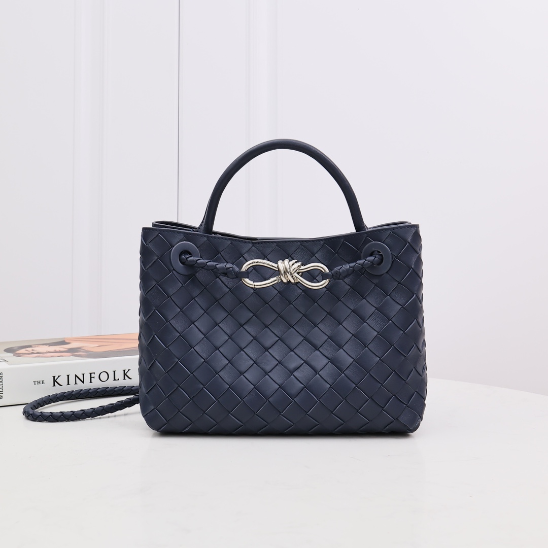 NO:175363,(25-size silver buckle) Spring and summer series Andiamo handbags, big-name stars have successively collided with each other!  Liu Wen, Du Juan, Jing Boran, Mika, Guo Caijie and other celebrities love new favorite bags. ANDIAMO pays tribute to the classic bag type, and the key elements of the design can be seen in every detail. The lightweight body can feel the naa lambskin under the skillful hands of the craftsman. The extremely soft leather is presented under the tanning leather. The silent power inside presents the perfect weaving process!  Simple, fashionable and stylish, highly accommodated, practical and easy to match in daily life!  Let's go! Let's go!  Take me away!  Size 25*19*10.5CM, model number: 2261# Small silver buckle Space gray, BV, bottega veneta, sheepskin19860909(25尺寸银扣) 春夏系列Andiamo手袋,大牌明星相继撞款！刘雯杜鹃井柏然米卡郭采洁等一众明星最爱新宠包袋 ANDIAMO向经典包型致敬,每一处细节可见设计重点元素 轻巧包身可以感受naa小羊皮在工匠的巧手 鞣革下呈现极其柔软的皮质 内里无声的力量呈现完美无暇的编织工艺！ 简约时髦有型,容纳性强,日常实用好搭！ Let's go!走吧！带我走吧！ 尺寸25*19*10.5CM,款号:2261# 小号银扣 太空灰,BV,bottega veneta,sheepskin,Bag