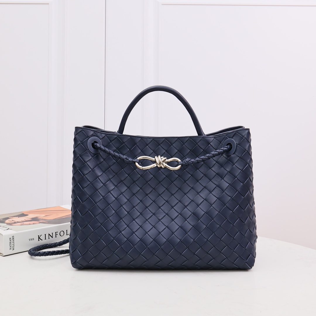 NO:175368,(32-size silver buckle) Spring and summer series Andiamo handbags, big-name stars have successively collided with each other!  Liu Wen, Du Juan, Jing Boran, Mika, Guo Caijie and other celebrities love new favorite bags. ANDIAMO pays tribute to the classic bag type, and the key elements of the design can be seen in every detail. The lightweight body can feel the naa lambskin under the skillful hands of the craftsman. The extremely soft leather is presented under the tanning leather. The silent power inside presents the perfect weaving process!  Simple, fashionable and stylish, highly accommodated, practical and easy to match in daily life!  Let's go! Let's go!  Take me away!  Size 32*24*12CM, model number: 2261-1# Large silver buckle Space gray, BV, bottega veneta, sheepskin19860909(32尺寸银扣) 春夏季系列Andiamo手袋,大牌明星相继撞款！刘雯杜鹃井柏然米卡郭采洁等一众明星最爱新宠包袋 ANDIAMO向经典包型致敬,每一处细节可见设计重点元素 轻巧包身可以感受naa小羊皮在工匠的巧手 鞣革下呈现极其柔软的皮质 内里无声的力量呈现完美无暇的编织工艺！ 简约时髦有型,容纳性强,日常实用好搭！ Let's go!走吧！带我走吧！ 尺寸32*24*12CM,款号:2261-1# 大号银扣 太空灰,BV,bottega veneta,sheepskin,Bag