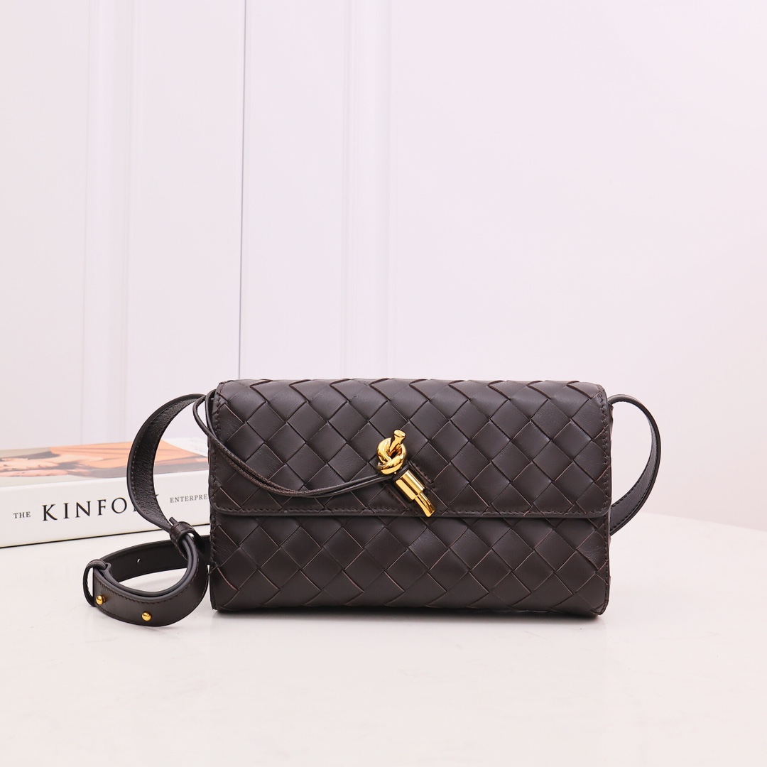 NO:175378,New product Mini andiamo The small bag looks so beautiful. The dark brown color is very versatile. The high-end and casual and sexy. Andiamo is not only a commuter bag. It is both cross-body and hand-held, and it is no problem to match it with evening wear. It is free to match the style of clothes, showing high-end elegance. Size 21.5*13*4.5CM, model number: 2273# Chocolate brown, BV, bottega veneta19860909新品 迷你andiamo 小包太太太好看了 深棕色很百搭的颜色 高级随性感十足 Andiamo不止是通勤包啦 即斜挎又能手拿,搭配晚装也完全不在话下 随意搭配衣服风格,呈现高级优雅 尺寸21.5*13*4.5CM,款号:2273# 巧克力棕,BV,bottega veneta,Bag