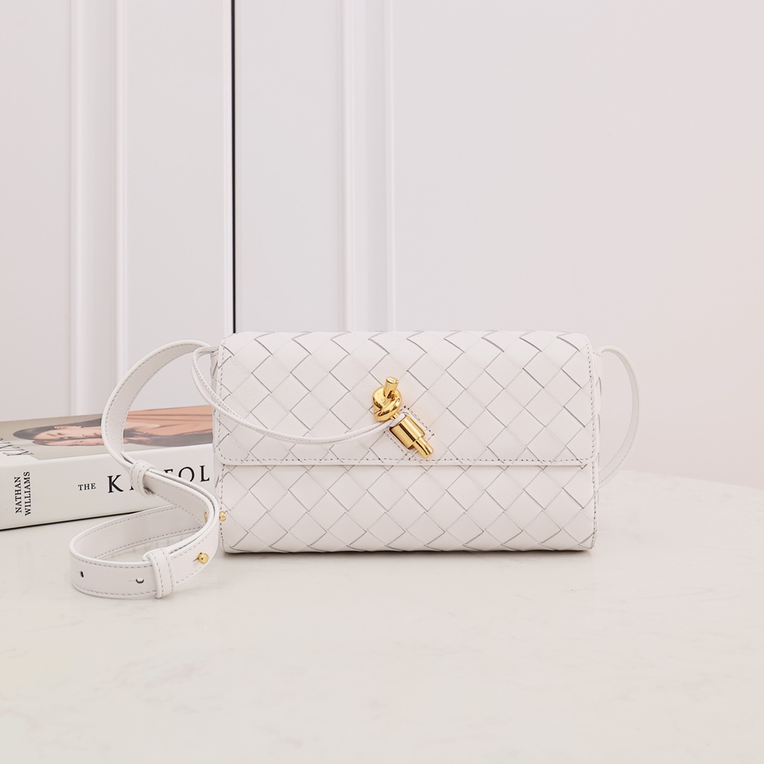 NO:175877,New product Mini andiamo The small bag looks beautiful. The dark brown color is very versatile. The high-end and casual and sexy. Andiamo is not only a commuter bag. It is both cross-body and hand-held, and it is no problem to match it with evening wear. It is free to match the style of clothes, showing high-end elegance. Size 21.5*13*4.5CM, model number: 2273# White, BV, bottega veneta19860909新品 迷你andiamo 小包太太太好看了 深棕色很百搭的颜色 高级随性感十足 Andiamo不止是通勤包啦 即斜挎又能手拿,搭配晚装也完全不在话下 随意搭配衣服风格,呈现高级优雅 尺寸21.5*13*4.5CM,款号:2273# 白色,BV,bottega veneta,Bag