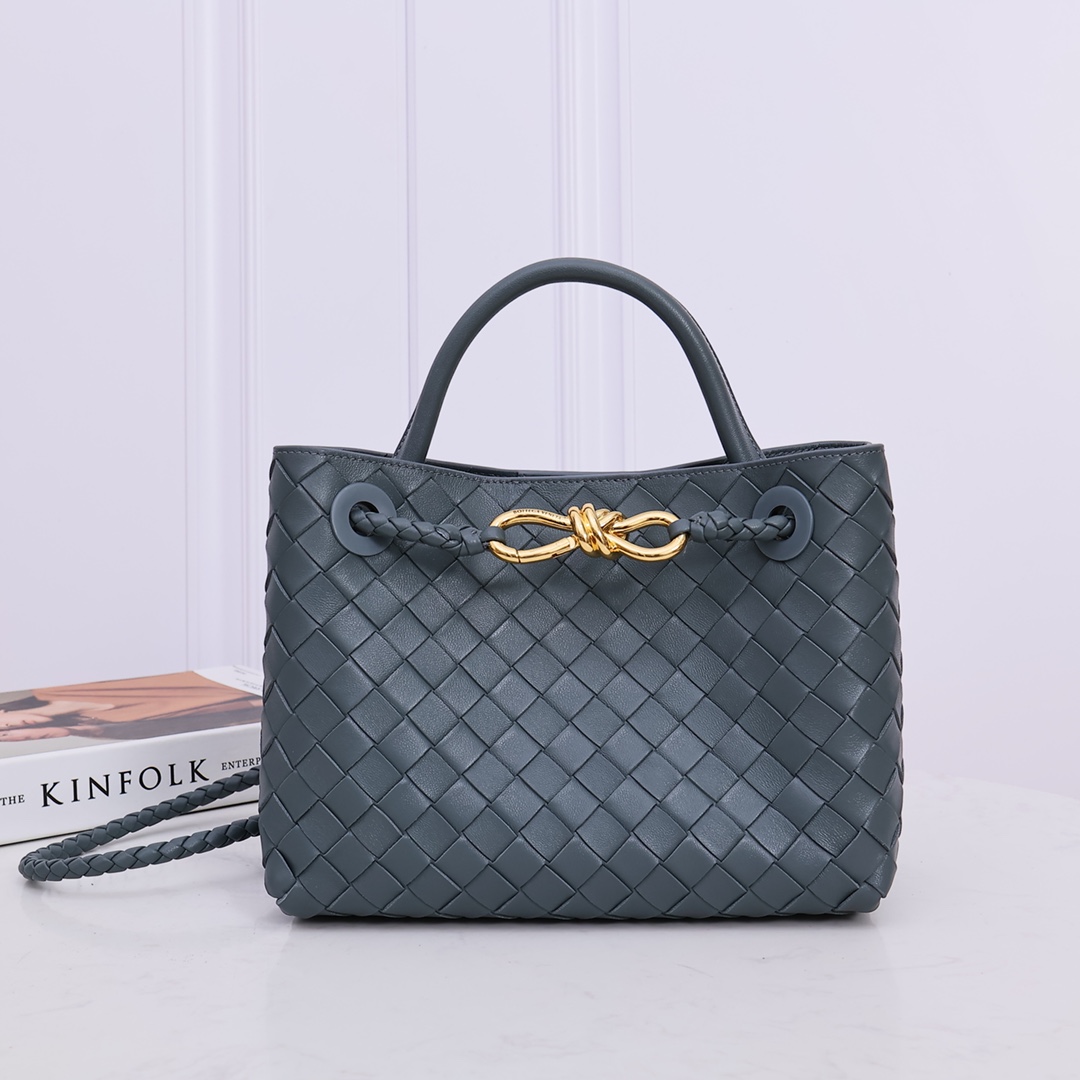 NO:177992,New colors (25 sizes) Spring and summer series Andiamo handbags, big-name stars have successively collided with each other!  Liu Wen, Du Juan, Jing Boran, Mika, Guo Caijie and other celebrities love new favorite bags. ANDIAMO pays tribute to the classic bag type, and the key elements of the design can be seen in every detail. The lightweight body can feel the naa lambskin under the skillful hands of the craftsman. The extremely soft leather is presented under the tanning leather. The silent power inside presents the perfect weaving process!  Simple, fashionable and stylish, highly accommodated, practical and easy to match in daily life!  Let's go! Let's go!  Take me away!  Size 25*19*10.5CM, model number: 2261# Small Slate Gray, BV, bottega veneta, sheepskin19860909新色 (25尺寸) 春夏系列Andiamo手袋,大牌明星相继撞款！刘雯杜鹃井柏然米卡郭采洁等一众明星最爱新宠包袋 ANDIAMO向经典包型致敬,每一处细节可见设计重点元素 轻巧包身可以感受naa小羊皮在工匠的巧手 鞣革下呈现极其柔软的皮质 内里无声的力量呈现完美无暇的编织工艺！ 简约时髦有型,容纳性强,日常实用好搭！ Let's go!走吧！带我走吧！ 尺寸25*19*10.5CM,款号:2261# 小号 石板灰,BV,bottega veneta,sheepskin,Bag