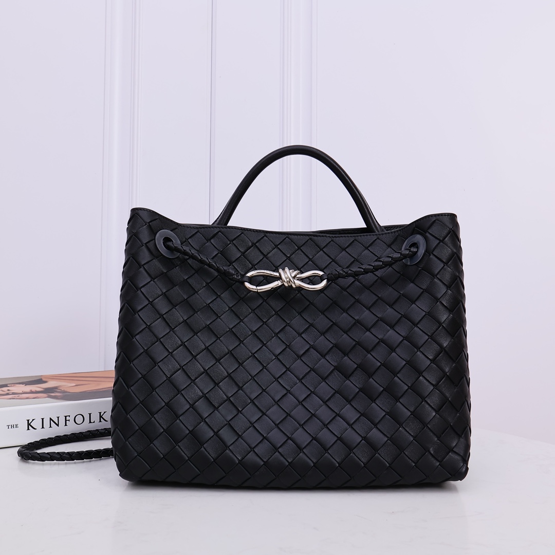 NO:178004,(32-size silver buckle) Spring and summer series Andiamo handbags, big-name stars have successively collided with each other!  Liu Wen, Du Juan, Jing Boran, Mika, Guo Caijie and other celebrities love new favorite bags. ANDIAMO pays tribute to the classic bag type, and the key elements of the design can be seen in every detail. The lightweight body can feel the naa lambskin under the skillful hands of the craftsman. The extremely soft leather is presented under the tanning leather. The silent power inside presents the perfect weaving process!  Simple, fashionable and stylish, highly accommodated, practical and easy to match in daily life!  Let's go! Let's go!  Take me away!  Size 32*24*12CM, model number: 2261-1# Large black silver buckle, BV, bottega veneta, sheepskin19860909(32尺寸银扣) 春夏季系列Andiamo手袋,大牌明星相继撞款！刘雯杜鹃井柏然米卡郭采洁等一众明星最爱新宠包袋 ANDIAMO向经典包型致敬,每一处细节可见设计重点元素 轻巧包身可以感受naa小羊皮在工匠的巧手 鞣革下呈现极其柔软的皮质 内里无声的力量呈现完美无暇的编织工艺！ 简约时髦有型,容纳性强,日常实用好搭！ Let's go!走吧！带我走吧！ 尺寸32*24*12CM,款号:2261-1# 大号 黑色银扣,BV,bottega veneta,sheepskin,Bag