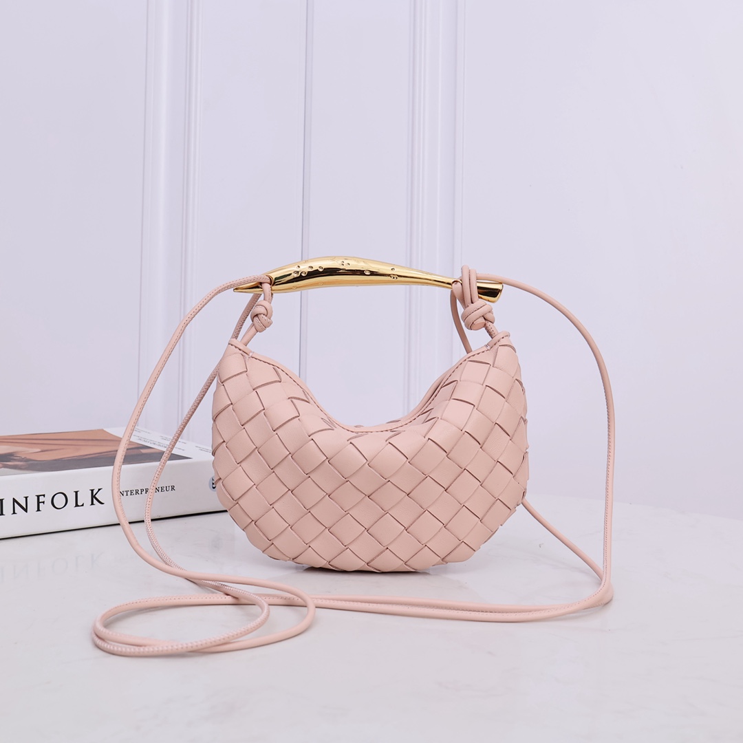 NO:178010,New spring and summer new style Mini sardine SARDINE Mini version is cute and exquisite, more matching, metal handles and classic weaving are combined, artistic sense and elegance and fashion are perfectly integrated through exquisite craftsmanship Cast brand new sardine shape handle brass material finishing touch, each handle has a unique basal-floating effect, and is made of top sheepskin material weaving to create a half-moon bag body. The crossbody rope can be woven at will, and can be woven at will, crossbody/handle/armest. Who doesn’t want to carry a unique and exquisite work of art to go out? Size 20*12*2.5CM model number: 2262# Lotus pollen, BV, bottega veneta, sheepskin19860909新色春夏新款 迷你沙丁鱼SARDINE 迷你版可爱精致 凹造型更多搭配 金属的把手和经典编织结合在一起 艺术感和优雅时髦完美融合 通过精美的工艺 铸造全新的沙丁鱼造型手柄黄铜材质画龙点睛,每一只手柄都有着独一无二浅浮调效果 采用顶级羊皮材质编织打造半月形包身 编织斜挎绳索,可随意编制长度,可斜挎/手提/腋下 谁不想背一只又独特又精致的艺术品出门呢尺寸20*12*2.5CM款号:2262# 莲花粉,BV,bottega veneta,sheepskin,Bag