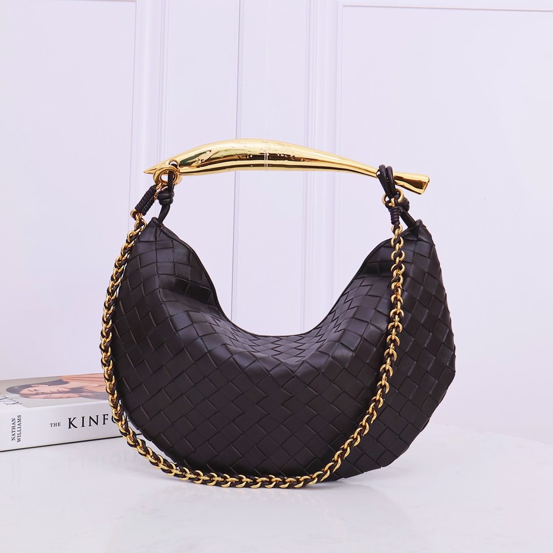 NO:177971,New early spring products, Chain SARDINE upgraded version of chain shoulder straps, chic and high-end, showing the fashionable taste of urban women!  The metal handles and classic weaving are combined together. Art and elegance are perfectly integrated. Through exquisite craftsmanship, cast a brand new sardine-shaped handle. Brass material is the finishing touch. Each handle has a unique basal-floating effect. It uses top-grade sheepskin material to weave to create a half-moon-shaped body with a fleshy touch. It meets the preferences of detail control. It is the most outstanding fashionable item on the occasion!  Size 33x20x4CM, model number:# Chocolate brown, BV, bottega veneta, sheepskin19860909早春新品 链条SARDINE  升级版链条肩带 别致又高级,展现出都市女性的时尚品味！金属的把手和经典编织结合在一起 艺术感和优雅时髦完美融合 通过精美的工艺 铸造全新的沙丁鱼造型手柄黄铜材质画龙点睛每一只手柄都有着独一无二浅浮调效果 采用顶级羊皮材质编织打造半月形包身肉感十足的触感满足细节控的喜好,在场合里最出彩的时髦单品！ 尺寸33x20x4CM,款号:# 巧克力棕,BV,bottega veneta,sheepskin,Bag
