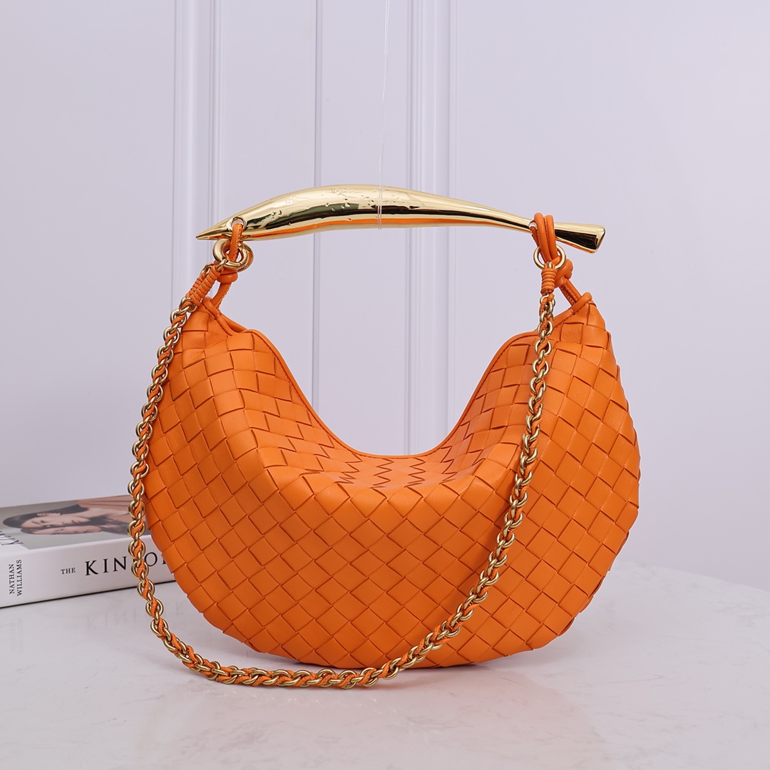 NO:177983,New early spring products, Chain SARDINE upgraded version of chain shoulder straps, chic and high-end, showing the fashionable taste of urban women!  The metal handles and classic weaving are combined together. Art and elegance are perfectly integrated. Through exquisite craftsmanship, cast a brand new sardine-shaped handle. Brass material is the finishing touch. Each handle has a unique basal-floating effect. It uses top-grade sheepskin material to weave to create a half-moon-shaped body with a fleshy touch. It meets the preferences of detail control. It is the most outstanding fashionable item on the occasion!  Size 33x20x4CM, model number:# Fresh orange, BV, bottega veneta, sheepskin19860909早春新品 链条SARDINE  升级版链条肩带 别致又高级,展现出都市女性的时尚品味！金属的把手和经典编织结合在一起 艺术感和优雅时髦完美融合 通过精美的工艺 铸造全新的沙丁鱼造型手柄黄铜材质画龙点睛每一只手柄都有着独一无二浅浮调效果 采用顶级羊皮材质编织打造半月形包身肉感十足的触感满足细节控的喜好,在场合里最出彩的时髦单品！ 尺寸33x20x4CM,款号:# 鲜橙,BV,bottega veneta,sheepskin,Bag