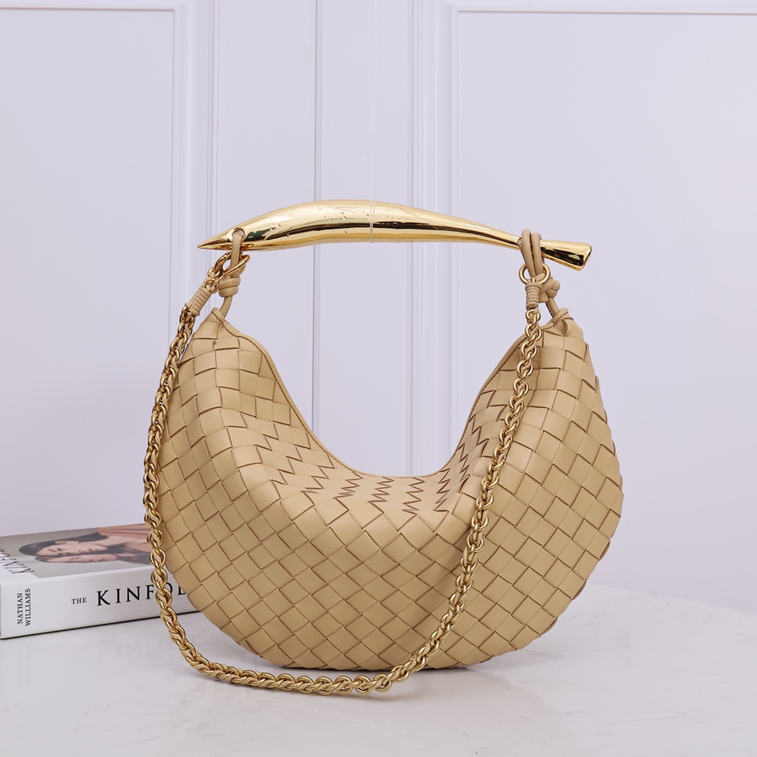 NO:177987,New early spring products, Chain SARDINE upgraded version of chain shoulder straps, chic and high-end, showing the fashionable taste of urban women!  The metal handles and classic weaving are combined together. Art and elegance are perfectly integrated. Through exquisite craftsmanship, cast a brand new sardine-shaped handle. Brass material is the finishing touch. Each handle has a unique basal-floating effect. It uses top-grade sheepskin material to weave to create a half-moon-shaped body with a fleshy touch. It meets the preferences of detail control. It is the most outstanding fashionable item on the occasion!  Size 33x20x4CM, model number:# Oats, BV, bottega veneta, sheepskin19860909早春新品 链条SARDINE  升级版链条肩带 别致又高级,展现出都市女性的时尚品味！金属的把手和经典编织结合在一起 艺术感和优雅时髦完美融合 通过精美的工艺 铸造全新的沙丁鱼造型手柄黄铜材质画龙点睛每一只手柄都有着独一无二浅浮调效果 采用顶级羊皮材质编织打造半月形包身肉感十足的触感满足细节控的喜好,在场合里最出彩的时髦单品！ 尺寸33x20x4CM,款号:# 燕麦,BV,bottega veneta,sheepskin,Bag
