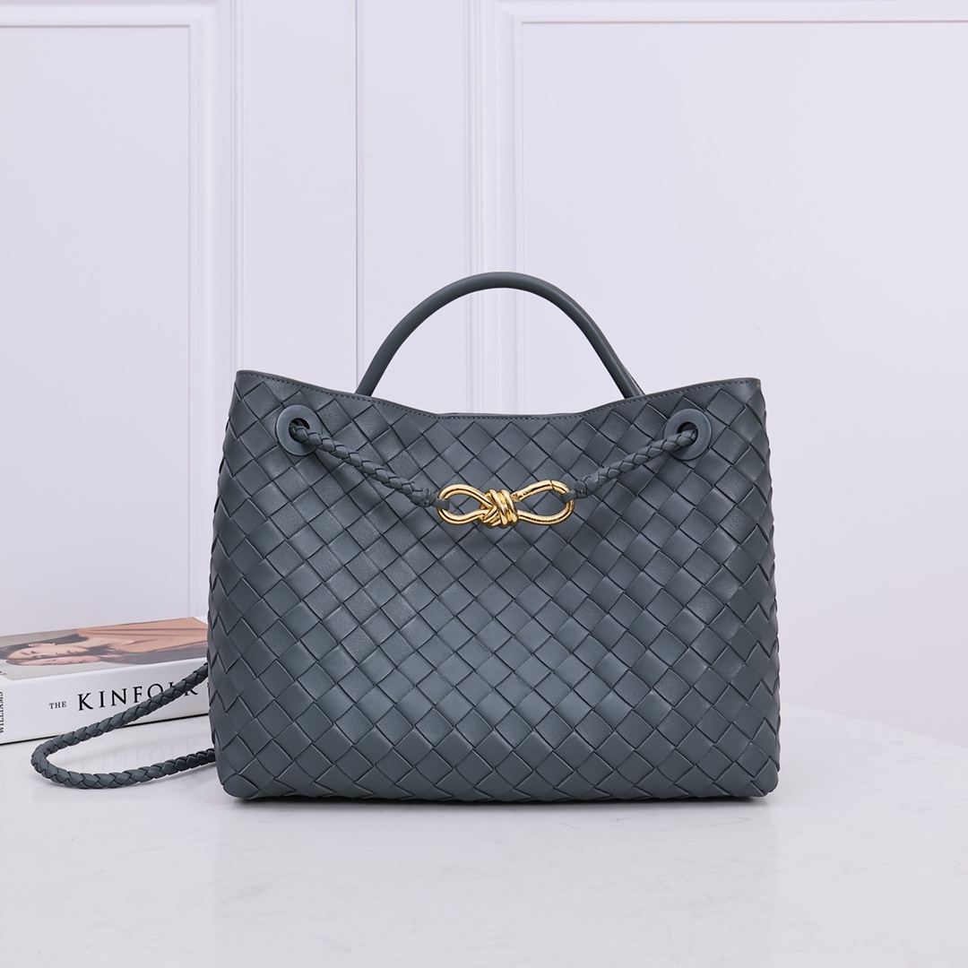 NO:177974,New colors (32 sizes) summer series Andiamo handbags, big-name stars have successively collided with each other!  Liu Wen, Du Juan, Jing Boran, Mika, Guo Caijie and other celebrities love new favorite bags. ANDIAMO pays tribute to the classic bag type, and the key elements of the design can be seen in every detail. The lightweight body can feel the naa lambskin under the skillful hands of the craftsman. The extremely soft leather is presented under the tanning leather. The silent power inside presents the perfect weaving process!  Simple, fashionable and stylish, highly accommodated, practical and easy to match in daily life!  Let's go! Let's go!  Take me away!  Size 32*24*12CM, model number: 2261-1# Large Stone Slate Flash, BV, bottega veneta, sheepskin19860909新色 (32尺寸) 夏季系列Andiamo手袋,大牌明星相继撞款！刘雯杜鹃井柏然米卡郭采洁等一众明星最爱新宠包袋 ANDIAMO向经典包型致敬,每一处细节可见设计重点元素 轻巧包身可以感受naa小羊皮在工匠的巧手 鞣革下呈现极其柔软的皮质 内里无声的力量呈现完美无暇的编织工艺！ 简约时髦有型,容纳性强,日常实用好搭！ Let's go!走吧！带我走吧！ 尺寸32*24*12CM,款号:2261-1# 大号 石板闪,BV,bottega veneta,sheepskin,Bag