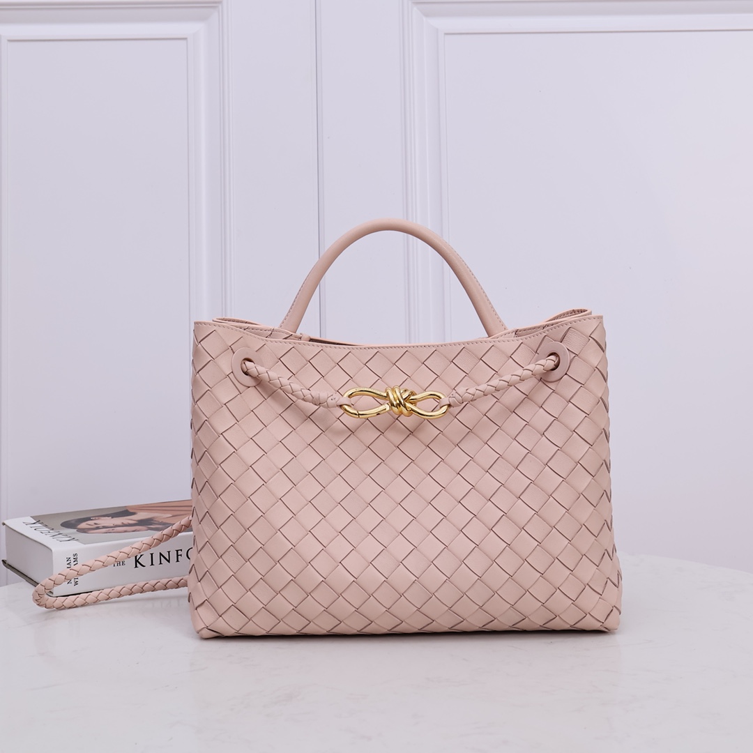 NO:177978,New colors (32 sizes) summer series Andiamo handbags, big-name stars have successively collided with each other!  Liu Wen, Du Juan, Jing Boran, Mika, Guo Caijie and other celebrities love new favorite bags. ANDIAMO pays tribute to the classic bag type, and the key elements of the design can be seen in every detail. The lightweight body can feel the naa lambskin under the skillful hands of the craftsman. The extremely soft leather is presented under the tanning leather. The silent power inside presents the perfect weaving process!  Simple, fashionable and stylish, highly accommodated, practical and easy to match in daily life!  Let's go! Let's go!  Take me away!  Size 32*24*12CM, model number: 2261-1# Large lotus pollen, BV, bottega veneta, sheepskin19860909新色 (32尺寸) 夏季系列Andiamo手袋,大牌明星相继撞款！刘雯杜鹃井柏然米卡郭采洁等一众明星最爱新宠包袋 ANDIAMO向经典包型致敬,每一处细节可见设计重点元素 轻巧包身可以感受naa小羊皮在工匠的巧手 鞣革下呈现极其柔软的皮质 内里无声的力量呈现完美无暇的编织工艺！ 简约时髦有型,容纳性强,日常实用好搭！ Let's go!走吧！带我走吧！ 尺寸32*24*12CM,款号:2261-1# 大号 莲花粉,BV,bottega veneta,sheepskin,Bag