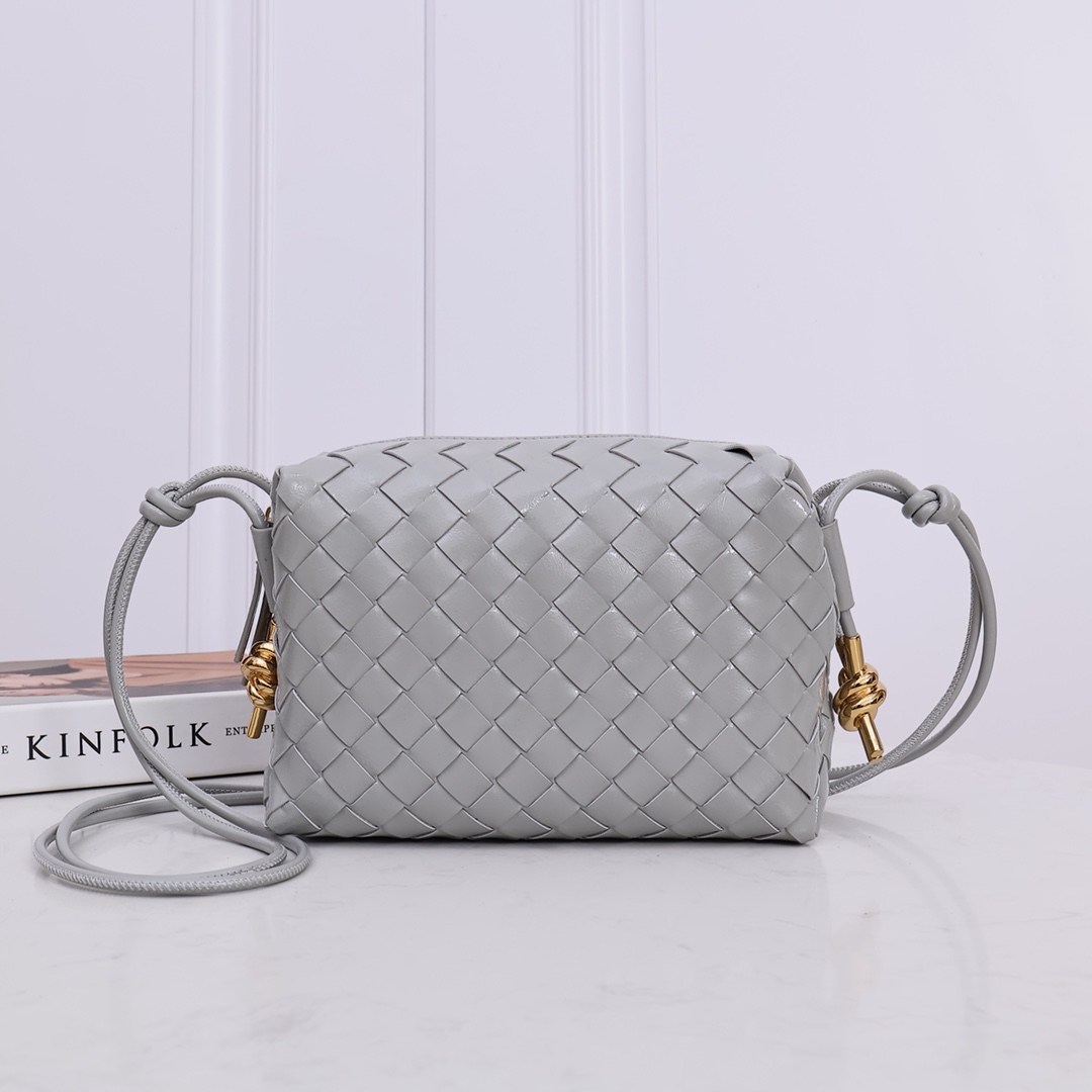 NO:177986,(Green leather second generation upgrade version) Large size, added with metal texture and decorative braided square bag. The square bag is matched with classic braided elements. The bag is made of selected original cowhide leather. The texture is soft and glutinous. It has strong practicality. The shoulder strap can be adjusted at will. A must-have special equipment for everyday outing. It is super invincible and beautiful and versatile. 22*15*8CM. Model number:-1# Large-size bright leather. Agate gray, BV, bottega veneta, cowhide.19860909(亮皮二代升级版)大号,增加饰有金属质感系结装饰编织方包 正正方方的包型搭配经典编织元素包身采用精选原厂牛皮制成 质感软糯 容量很大实用性强 肩带可随意调节皮革拉绳 出街日常必备特能装 超级无敌好看且百搭尺寸22*15*8CM,款号:-1# 大号亮皮 玛瑙灰,BV,bottega veneta,cowhide,Bag