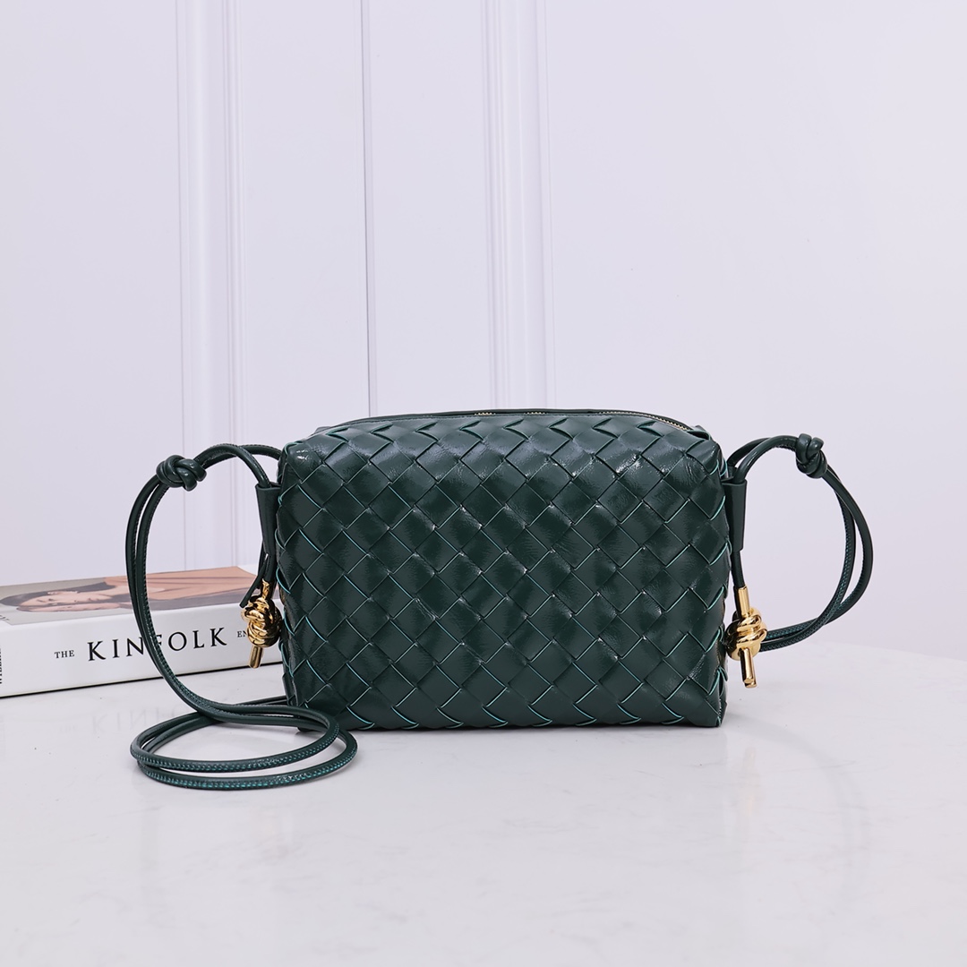 NO:177991,(Upgraded version of the second generation of bright leather) Large size, with metal texture added to decorative braided square bag. The square bag is matched with classic braided elements. The body is made of selected original cowhide leather. The texture is soft and glutinous. It has strong practicality. The shoulder strap can be adjusted at will. A must-have specialty package when going out. It is super invincible and beautiful and versatile. 22*15*8CM. Model number:-1# Large-size bright leather. Rain Tree Green, BV, bottega veneta, cowhide19860909(亮皮二代升级版)大号,增加饰有金属质感系结装饰编织方包 正正方方的包型搭配经典编织元素包身采用精选原厂牛皮制成 质感软糯 容量很大实用性强 肩带可随意调节皮革拉绳 出街日常必备特能装 超级无敌好看且百搭尺寸22*15*8CM,款号:-1# 大号亮皮 雨树绿,BV,bottega veneta,cowhide,Bag