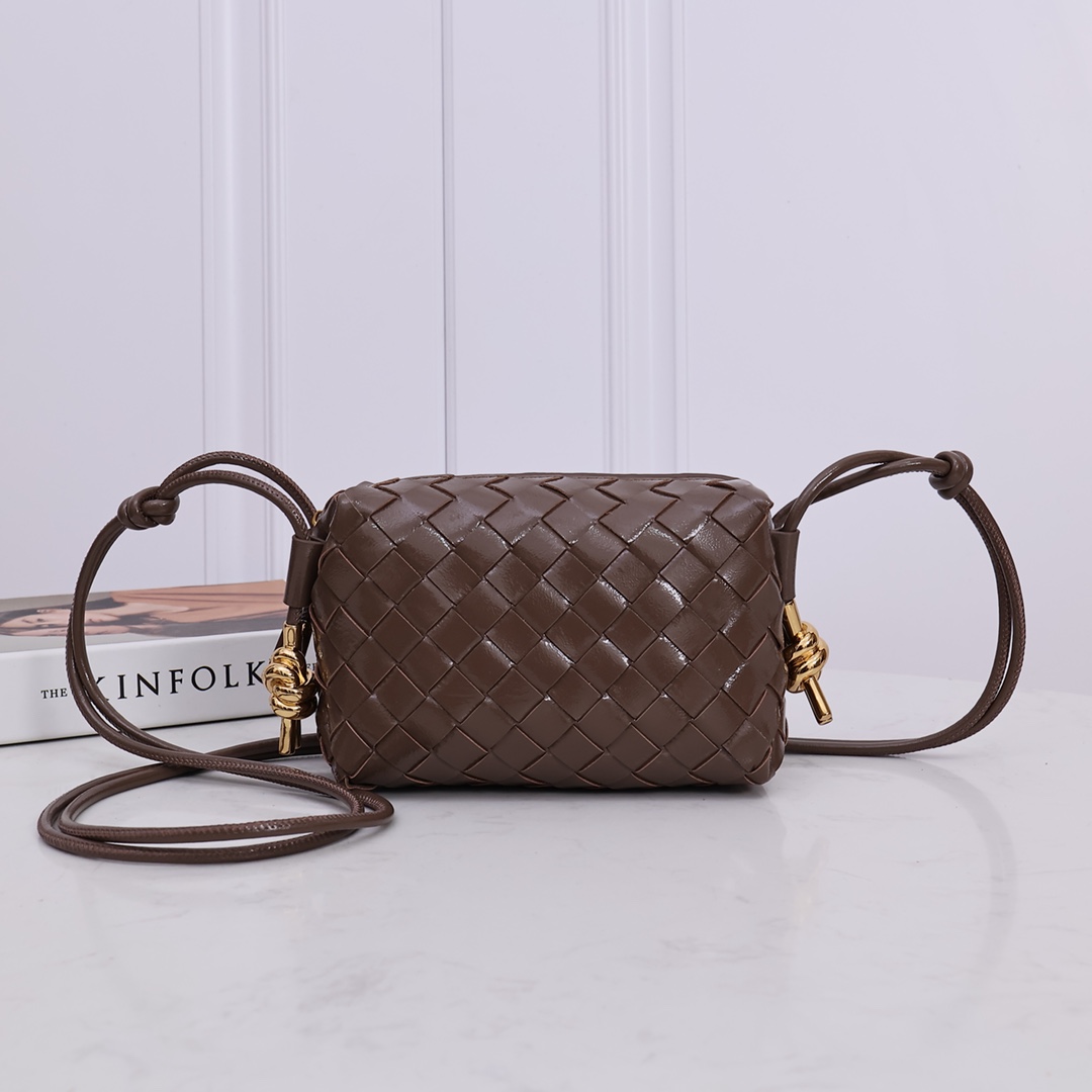 NO:177960,(Upgraded version of the second generation of bright leather) small trumpet, added with metal texture and decorative braided square bag. The square bag is matched with classic braided elements. The body is made of selected original cowhide leather. The texture is soft and glutinous. It has strong practicality. The shoulder strap can be adjusted at will. A must-have specialty package when going out. It is super invincible and beautiful and versatile. 17*10*6CM. Model number:# Small trumpet bright leather brown gray, BV, bottega veneta, cowhide19860909(亮皮二代升级版)小号,增加饰有金属质感系结装饰编织方包 正正方方的包型搭配经典编织元素包身采用精选原厂牛皮制成 质感软糯 容量很大实用性强 肩带可随意调节皮革拉绳 出街日常必备特能装 超级无敌好看且百搭尺寸17*10*6CM,款号:# 小号亮皮 褐灰,BV,bottega veneta,cowhide,Bag