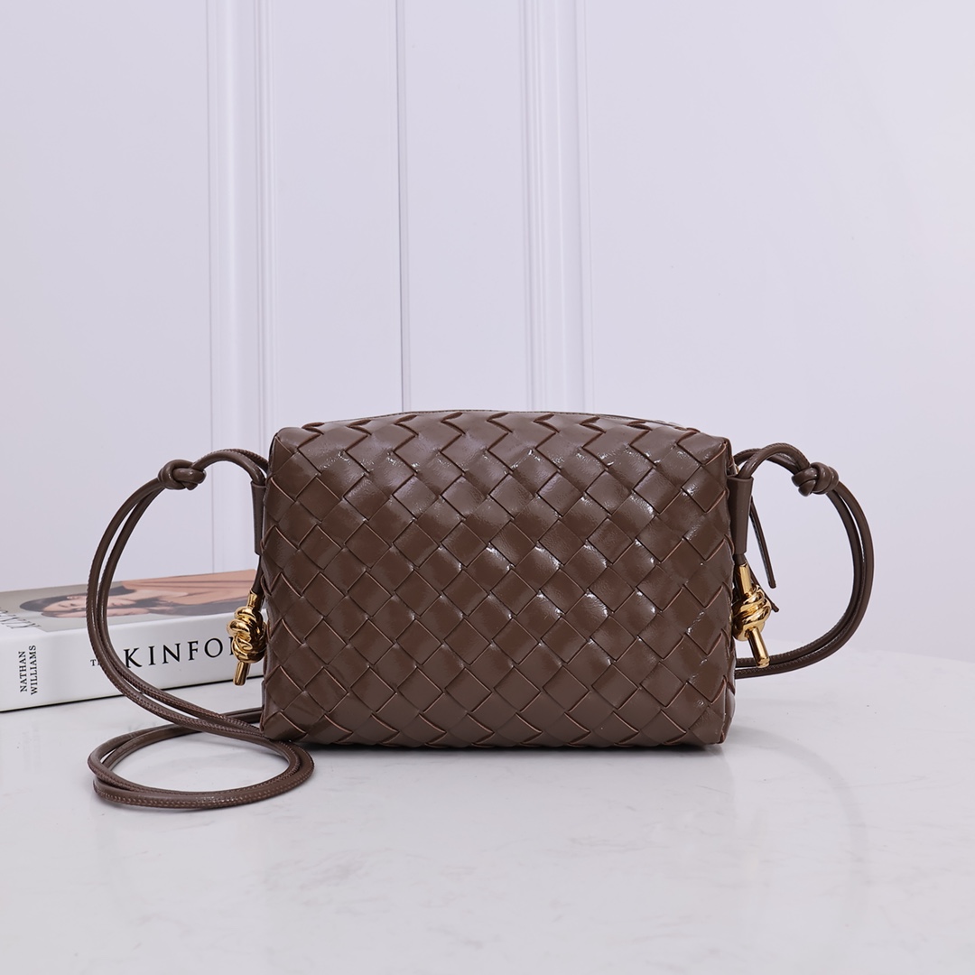 NO:177963,(Upgraded version of the second generation of bright leather) Large size, with metal texture added to decorative braided square bag. The square bag is matched with classic braided elements. The body is made of selected original cowhide leather. The texture is soft and glutinous. It has strong practicality. The shoulder strap can be adjusted at will. A must-have specialty package when going out. It is super invincible and beautiful and versatile. 22*15*8CM. Model number:-1# Large-size bright leather. Brown gray, BV, bottega veneta, cowhide19860909(亮皮二代升级版)大号,增加饰有金属质感系结装饰编织方包 正正方方的包型搭配经典编织元素包身采用精选原厂牛皮制成 质感软糯 容量很大实用性强 肩带可随意调节皮革拉绳 出街日常必备特能装 超级无敌好看且百搭尺寸22*15*8CM,款号:-1# 大号亮皮 褐灰,BV,bottega veneta,cowhide,Bag