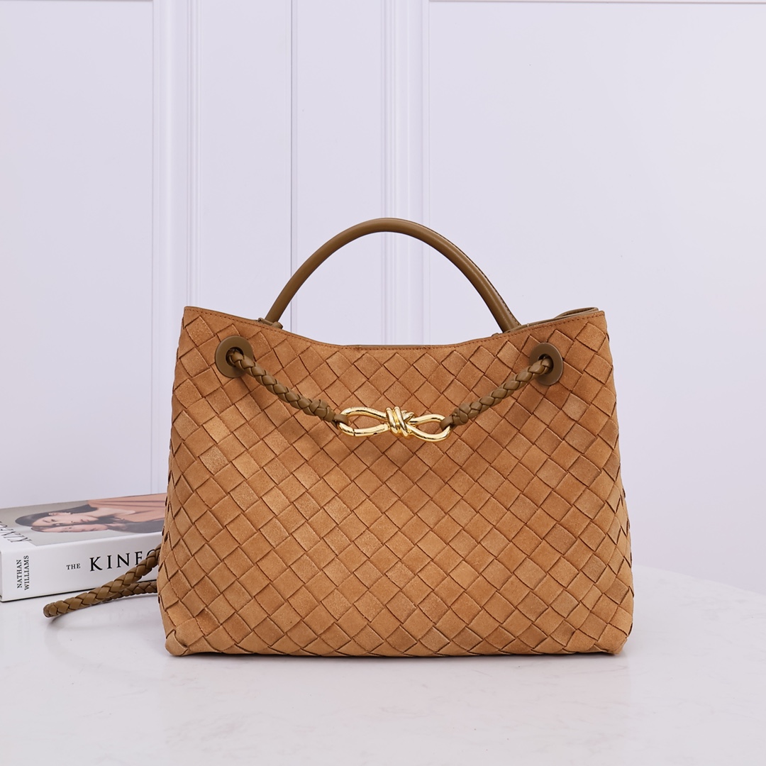 NO:177970,Cashmere (32 size) summer series Andiamo handbags, big-name stars have successively collided with each other!  Liu Wen, Du Juan, Jing Boran, Mika, Guo Caijie and other celebrities love new favorite bags. ANDIAMO pays tribute to the classic bag type, and the key elements of the design can be seen in every detail. The lightweight body can feel the naa cashmere under the skillful hands of craftsmen. The extremely soft leather is presented under the tanning leather. The silent power inside presents the flawless weaving process!  Simple, fashionable and stylish, highly accommodated, practical and easy to match in daily life!  Let's go! Let's go!  Take me away!  Size 32*24*12CM, model number: 2261-1# Large cashmere caramel, BV, bottega veneta19860909羊绒 (32尺寸) 夏季系列Andiamo手袋,大牌明星相继撞款！刘雯杜鹃井柏然米卡郭采洁等一众明星最爱新宠包袋 ANDIAMO向经典包型致敬,每一处细节可见设计重点元素 轻巧包身可以感受naa羊绒在工匠的巧手 鞣革下呈现极其柔软的皮质 内里无声的力量呈现完美无暇的编织工艺！ 简约时髦有型,容纳性强,日常实用好搭！ Let's go!走吧！带我走吧！ 尺寸32*24*12CM,款号:2261-1# 大号羊绒 焦糖,BV,bottega veneta,Bag