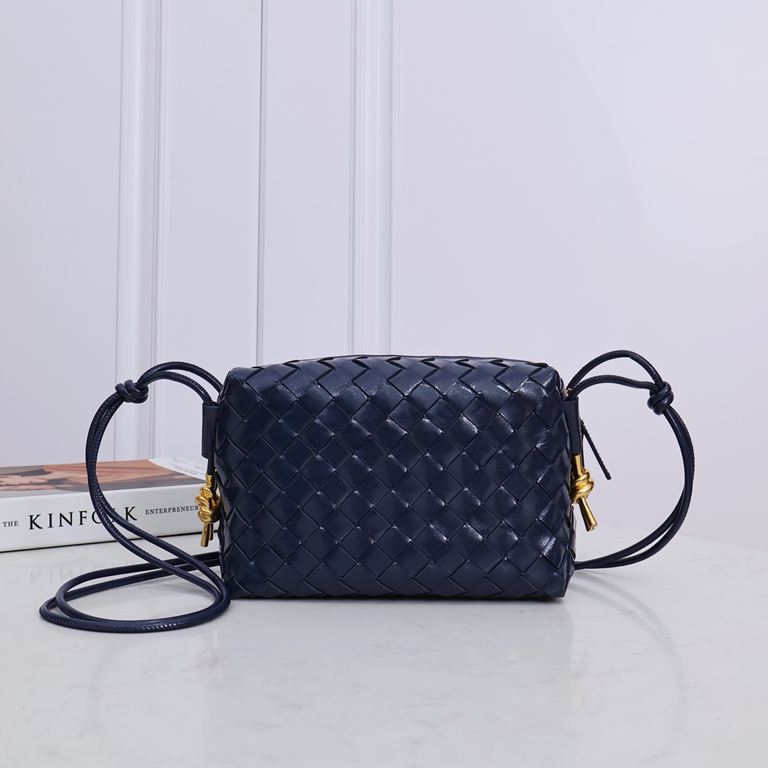 Bottega Veneta Style Blue Leather Bag style reference detail image 1 from source 771828