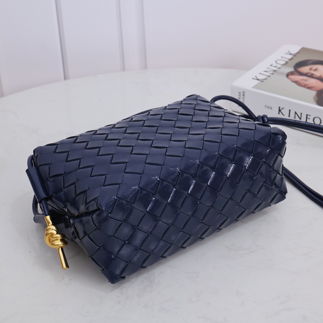 Bottega Veneta Style Blue Leather Bag style reference detail image 4 from source 771828