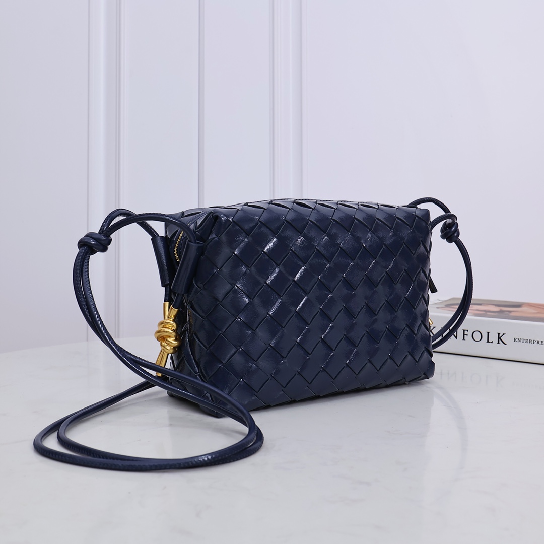 Bottega Veneta Style Blue Leather Bag style reference detail image 2 from source 771828