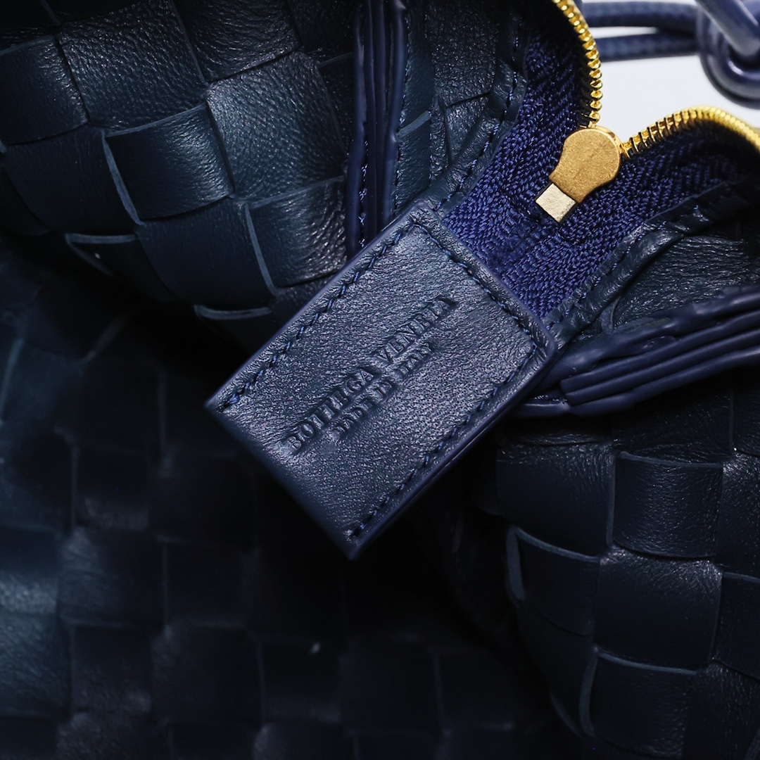 Bottega Veneta Style Blue Leather Bag style reference detail image 6 from source 771828