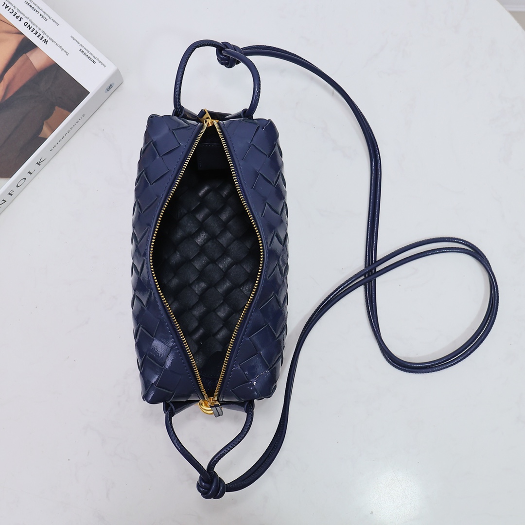 Bottega Veneta Style Blue Leather Bag style reference detail image 5 from source 771828