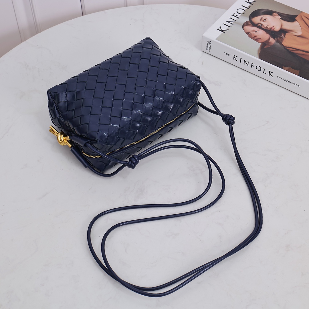 Bottega Veneta Style Blue Leather Bag style reference detail image 3 from source 771828