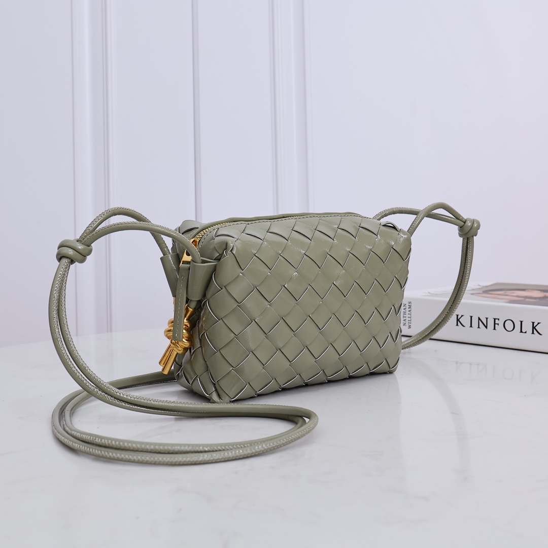 Bottega Veneta Style Green Leather Bag style reference detail image 2 from source 771837
