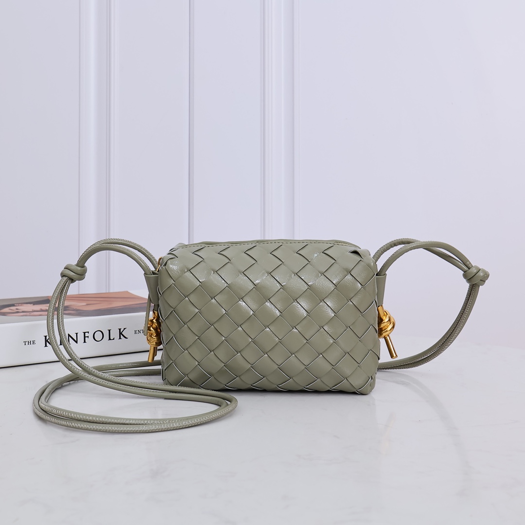 Bottega Veneta Style Green Leather Bag style reference detail image 1 from source 771837