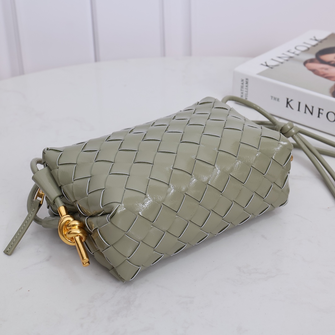 Bottega Veneta Style Green Leather Bag style reference detail image 4 from source 771837