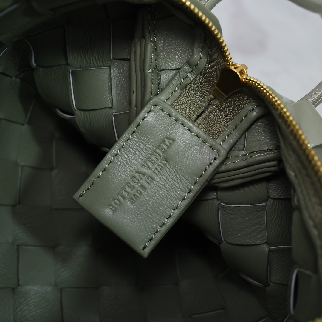 Bottega Veneta Style Green Leather Bag style reference detail image 6 from source 771837