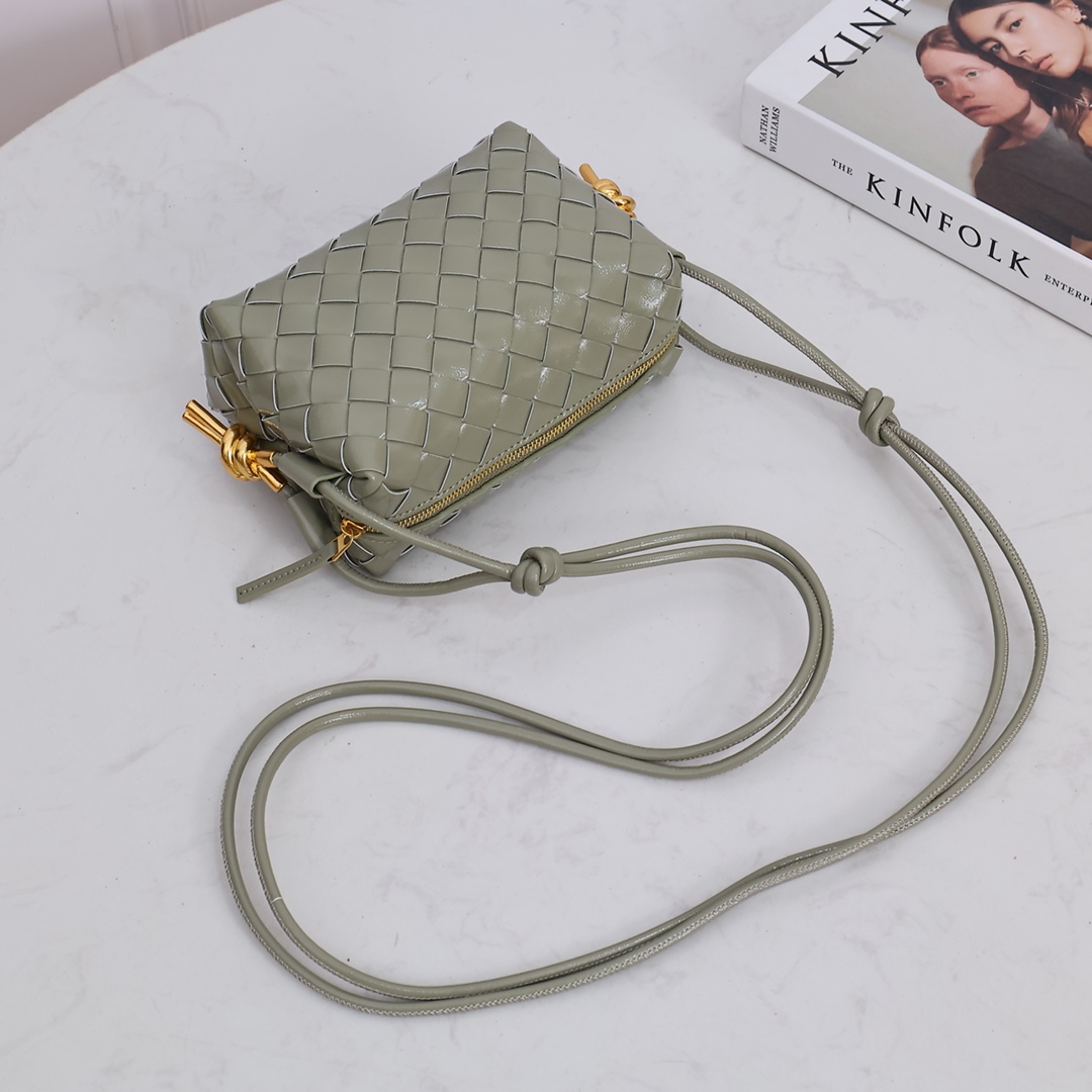 Bottega Veneta Style Green Leather Bag style reference detail image 3 from source 771837
