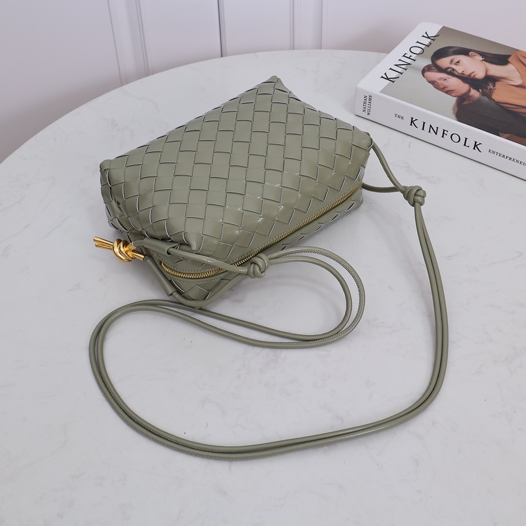 Bottega Veneta Style Green Leather Bag style reference detail image 3 from source 771829