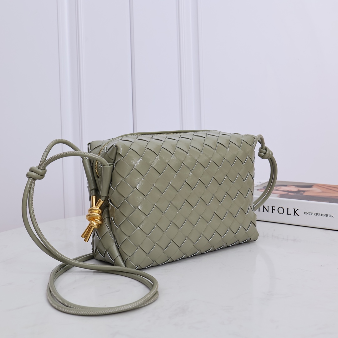 Bottega Veneta Style Green Leather Bag style reference detail image 2 from source 771829
